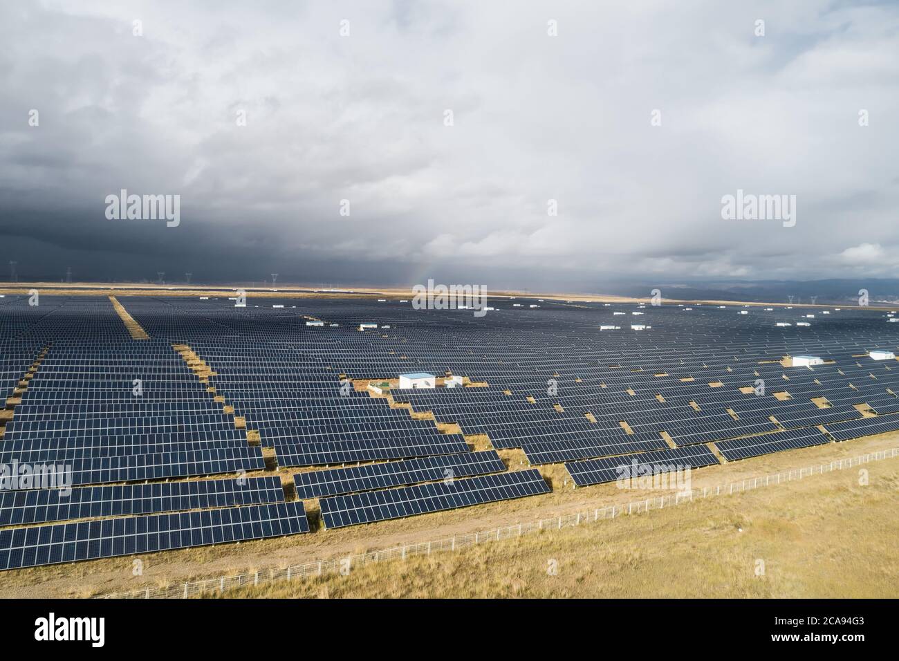 Regenbogen- und Fotovoltaikanlagen des Solarkraftwerks Stockfoto