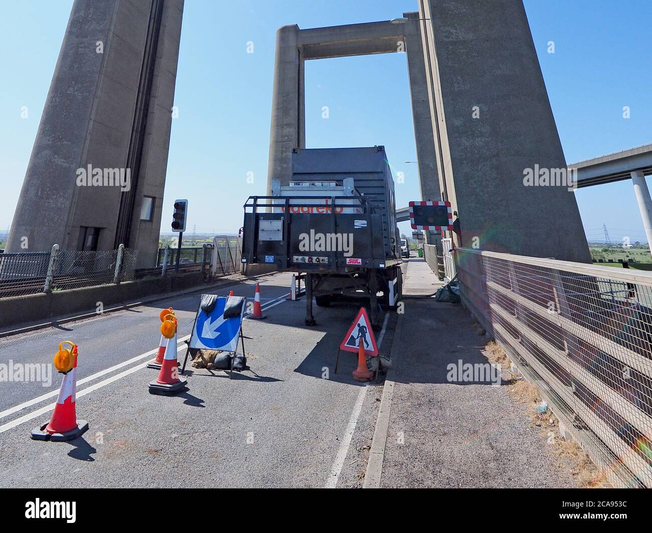Iwade, Kent, Großbritannien. August 2020. [FILE PIC FROM APRIL 20 showing temporary Generator] die liftende Kingsferry Bridge, die Isle of Sheppey mit dem Festland Kent verbindet und den Straßen- und Schienenverkehr auf die Insel transportiert, ist nun wieder voll funktionsfähig. Im November 2019 ging die Stromversorgung der Brücke verloren, ein erforderliches Teil war nicht mehr verfügbar, so dass ein Generator für Aufzüge vor Ort installiert werden musste. [DATEI PIC VOM APRIL 20 ZEIGT den temporären Generator für Aufzüge verwendet] Quelle: James Bell/Alamy Live News Stockfoto