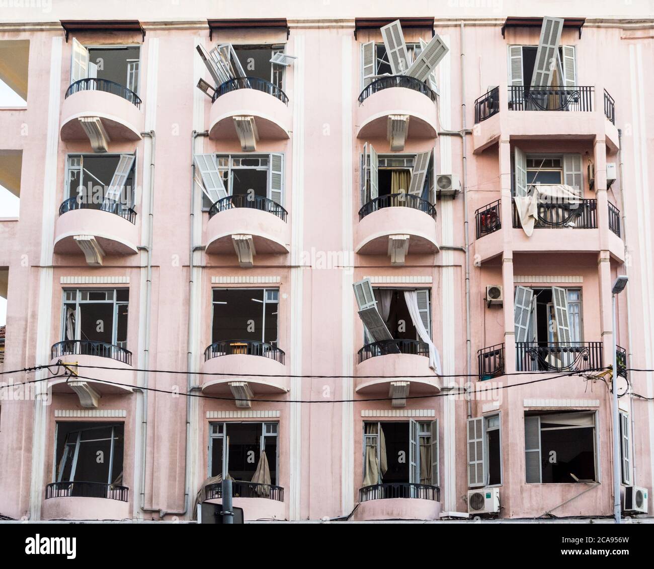 Achrafieh/Beirut, Libanon, 5. August 2020. Gebäude mit zerbrochenen Türen und Fenstern nach einer massiven Explosion am 4. August in Mar Mikhael Nachbarschaft. Quelle: Joseph Khoury/Alamy Live News Stockfoto