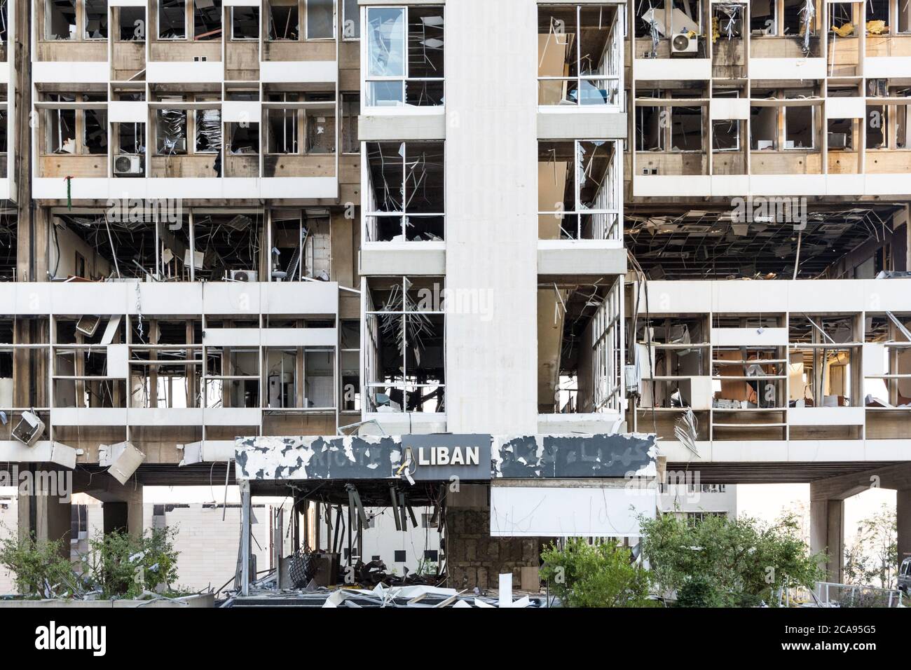 Achrafieh/Beirut, Libanon, 5. August 2020. Elektrizitätsgebäude des Libanon (EDL), das durch eine massive Explosion am 4. August im Viertel Mar Mikhael beschädigt wurde. Quelle: Joseph Khoury/Alamy Live News Stockfoto Achrafieh/Beirut, Libanon, 5. August 2020. Elektrizitätsgebäude des Libanon (EDL), das durch eine massive Explosion am 4. August im Viertel Mar Mikhael beschädigt wurde. Quelle: Joseph Khoury/Alamy Live News Stockfoto