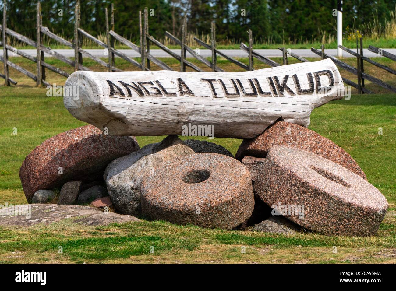 Saaremaa / Estland - 19. Juli 2020: Angla Tuulikud auf der Insel Saaremaa. Historische Zusammensetzung der natürlichen Holzmühlen Stockfoto