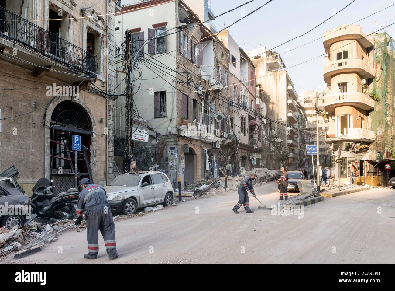 Achrafieh/Beirut, Libanon, 5. August 2020. Arbeiter, die am 4. August im Viertel Mar Mikhael von einer massiven Explosion umhüllte Straßen mit Schutt räumten. Quelle: Joseph Khoury/Alamy Live News Stockfoto Achrafieh/Beirut, Libanon, 5. August 2020. Arbeiter, die am 4. August im Viertel Mar Mikhael von einer massiven Explosion umhüllte Straßen mit Schutt räumten. Quelle: Joseph Khoury/Alamy Live News Stockfoto