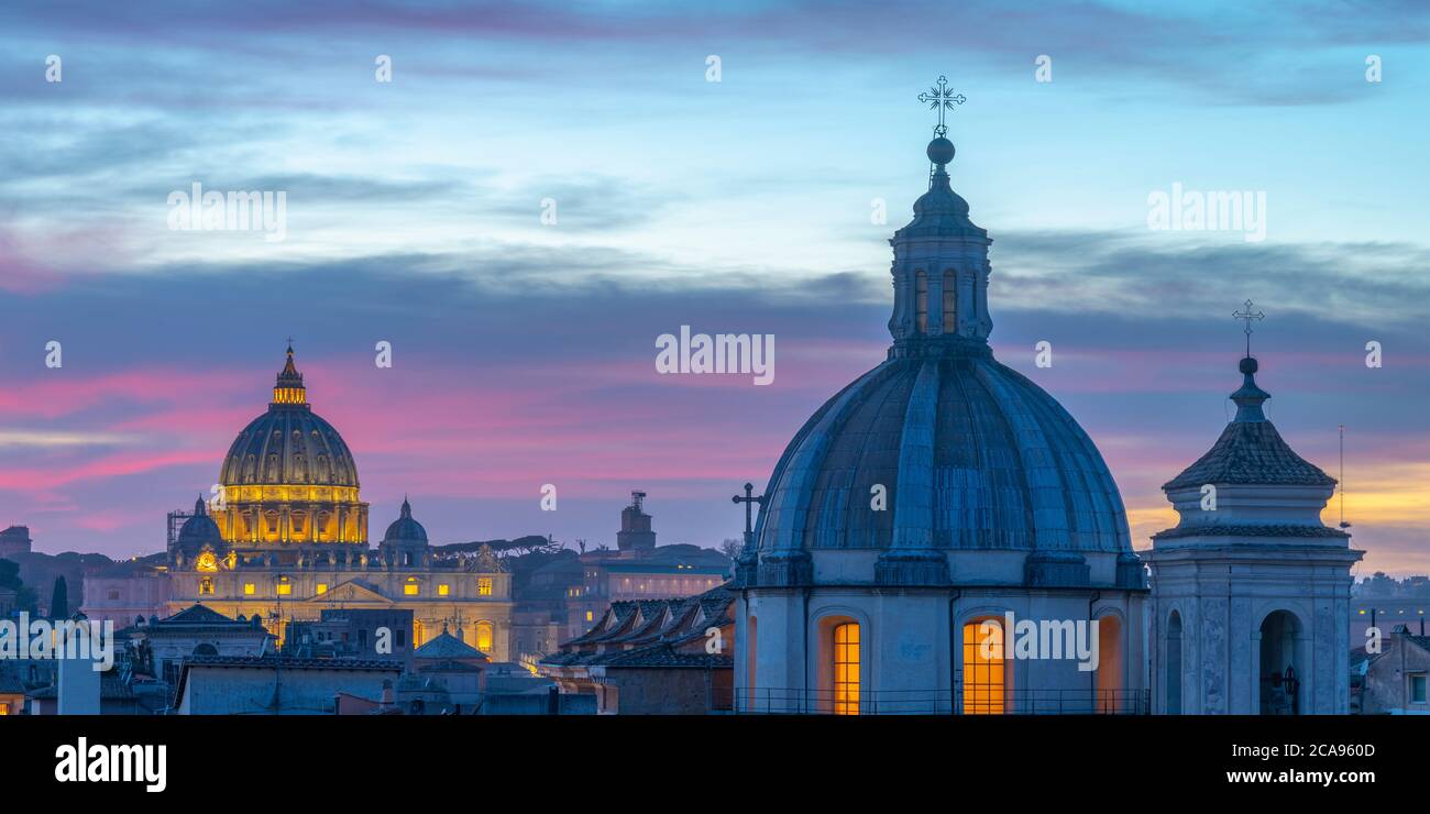 Kirche San Salvatore in Lauro und Petersdom darüber hinaus, Ponte, Rom, Latium, Italien, Europa Stockfoto