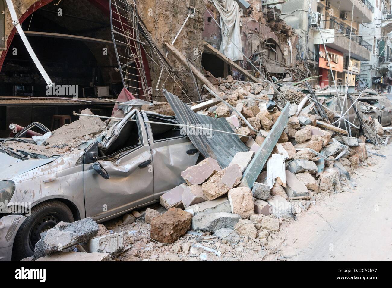 Achrafieh/Beirut, Libanon, 5. August 2020. Eingestürzter Bau nach einer massiven Explosion erschütterte Beirut am 4. August im Mar Mikhael Viertel. Quelle: Joseph Khoury/Alamy Live News Stockfoto Achrafieh/Beirut, Libanon, 5. August 2020. Eingestürzter Bau nach einer massiven Explosion erschütterte Beirut am 4. August im Mar Mikhael Viertel. Quelle: Joseph Khoury/Alamy Live News Stockfoto