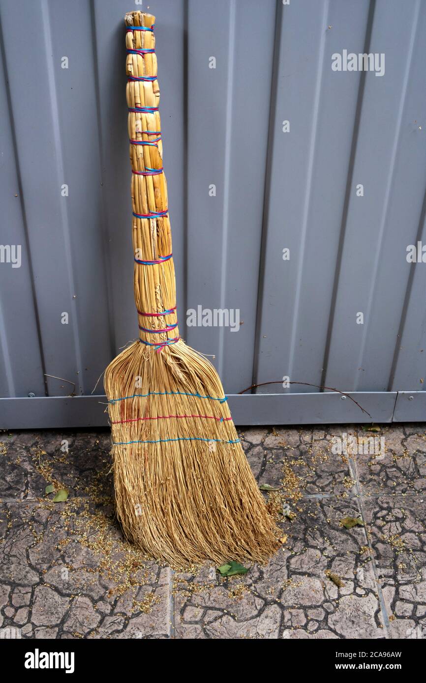 Besen aus pflanzlichen Materialien gemischt Müll Stockfoto