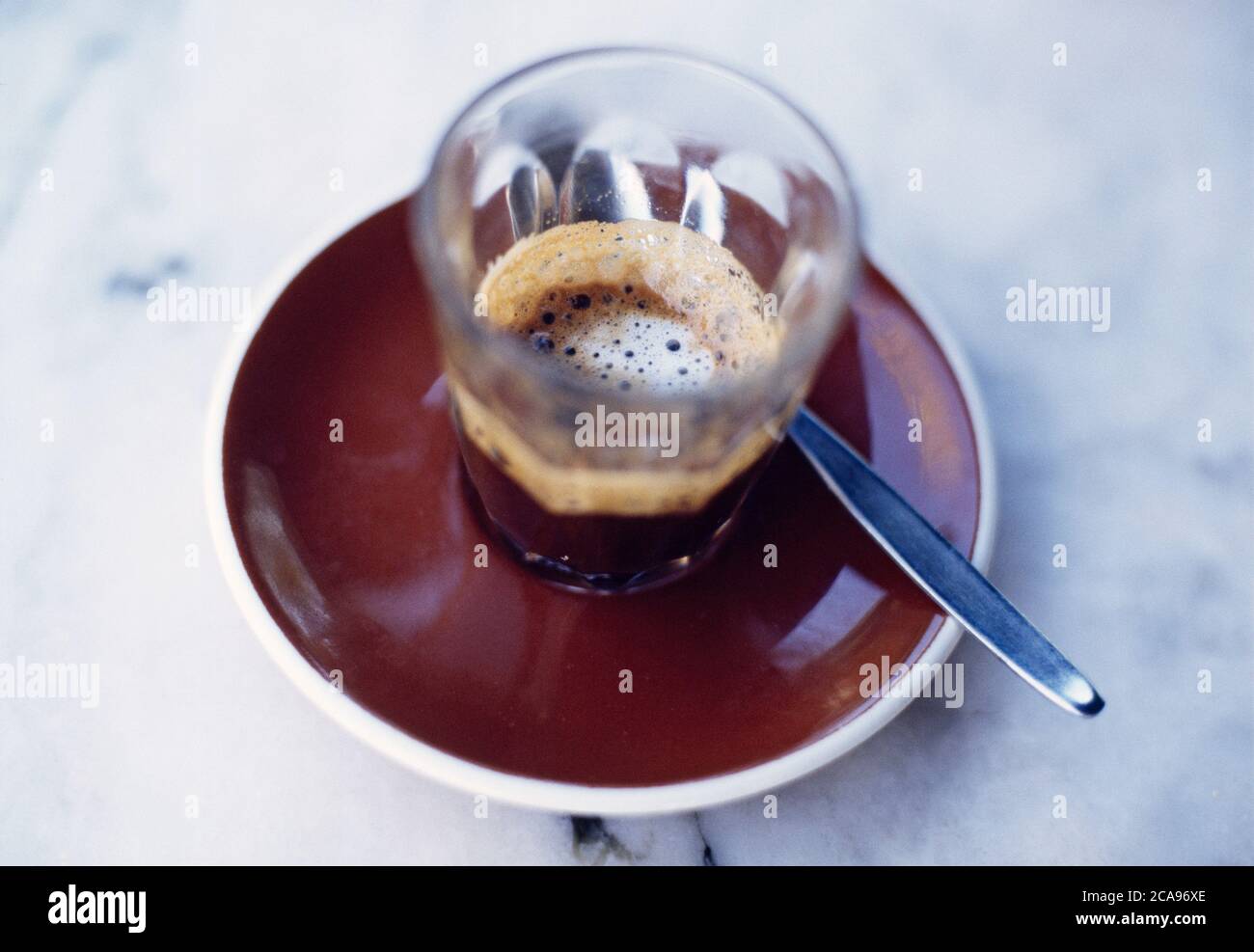 Ein Glas Macchiato-Kaffee auf einem Kaffeetisch Stockfoto