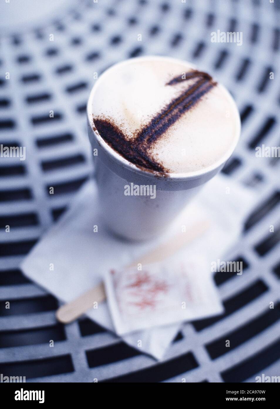 Nehmen Sie Cappuccino mit Schokoladenstreuseln der ersten Reihe mit Stockfoto