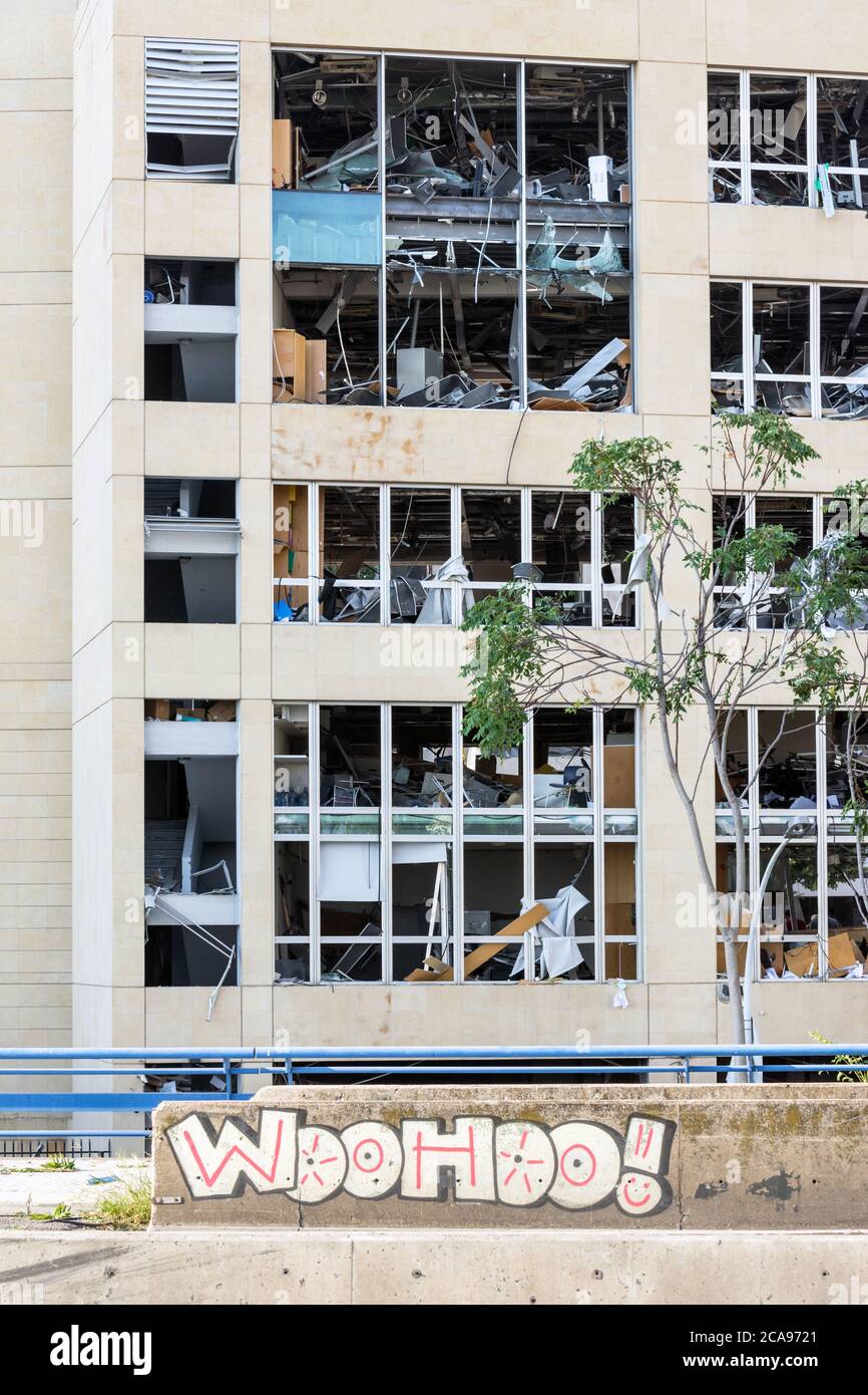 Achrafieh/Beirut, Libanon, 5. August 2020. Büros mit zerbrochenen Fenstern nach einer massiven Explosion erschütterten Beirut am 4. August, Mar Mikhael Nachbarschaft. Quelle: Joseph Khoury/Alamy Live News Stockfoto