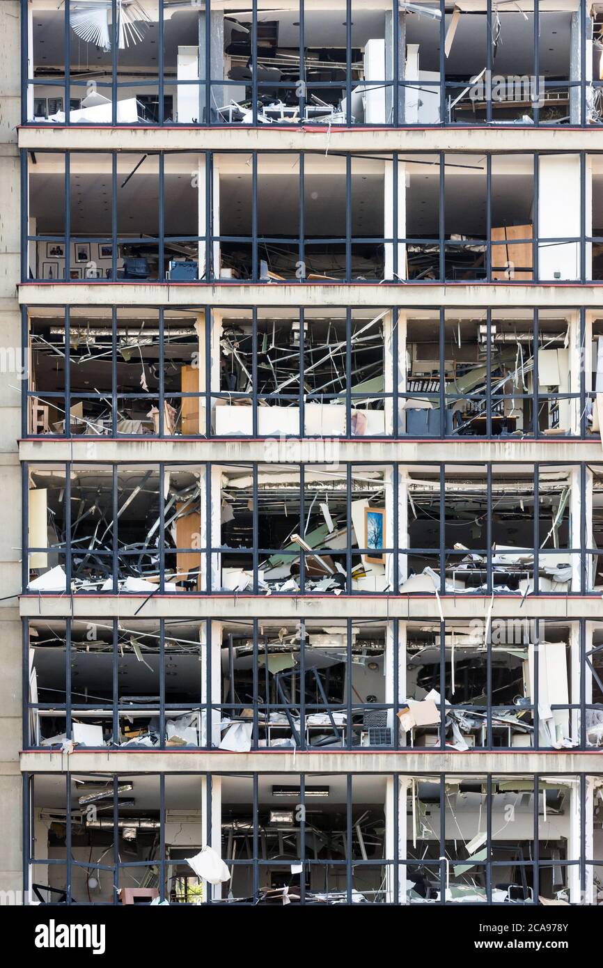 Achrafieh/Beirut, Libanon, 5. August 2020. Büros mit zerbrochenen Fenstern nach einer massiven Explosion erschütterten Beirut am 4. August, Mar Mikhael Nachbarschaft. Quelle: Joseph Khoury/Alamy Live News Stockfoto