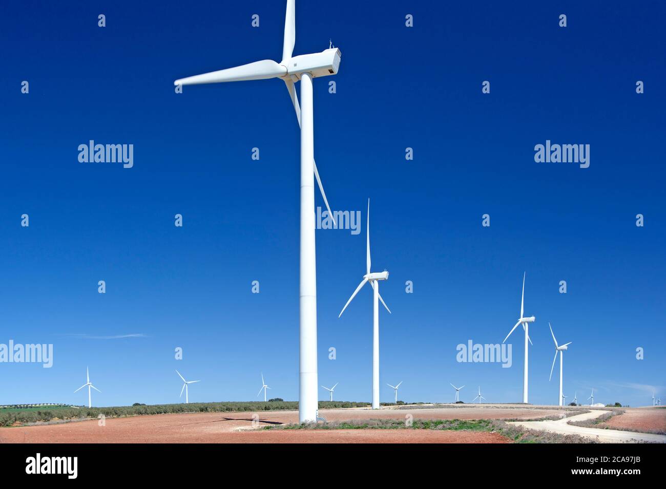 Riesige Windturbinen ernten Kraft in der Landschaft von Südspanien Stockfoto