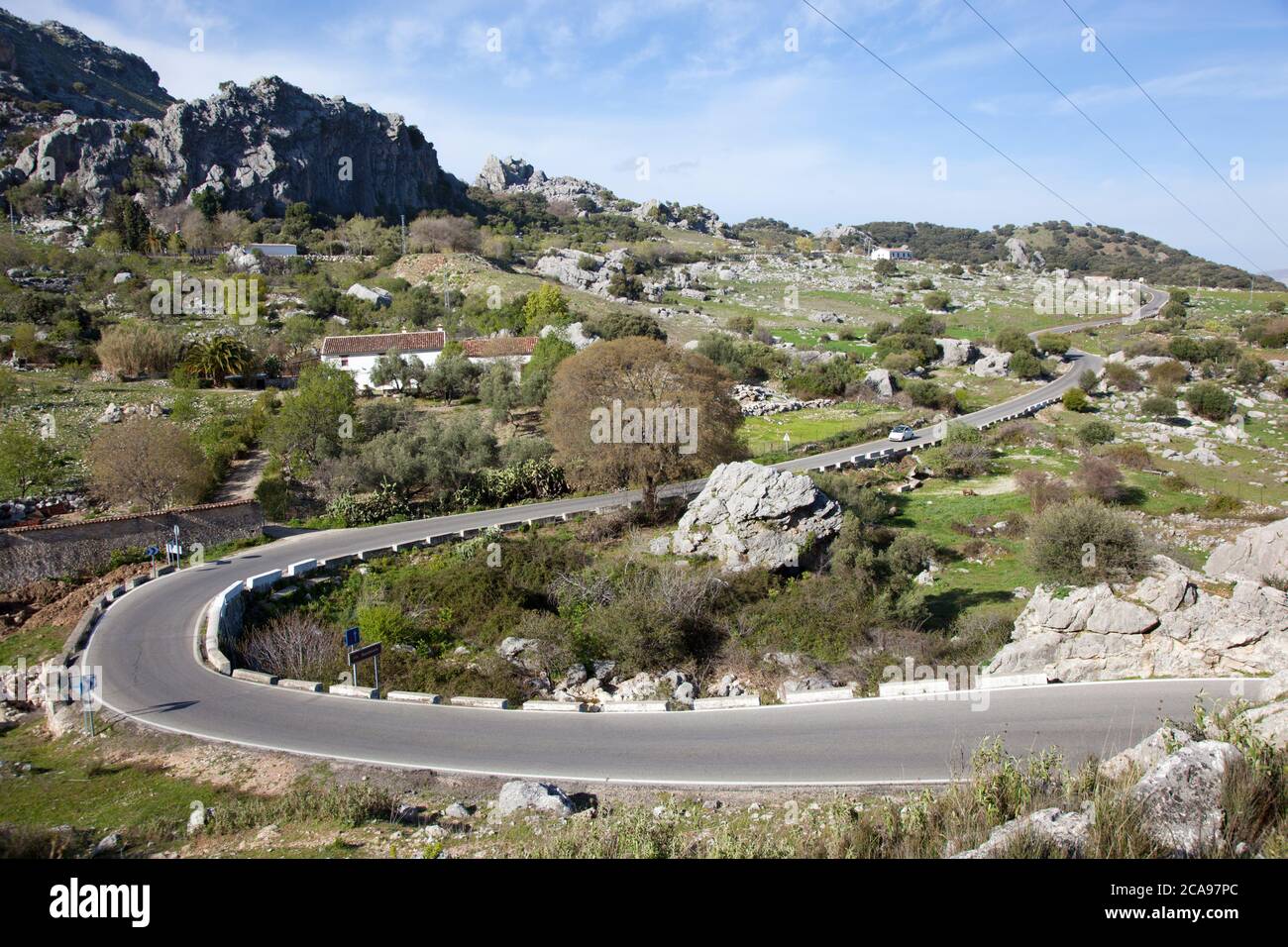 Biegen Sie in einer felsigen Bergstraße im Naturpark Grazalema ab Stockfoto