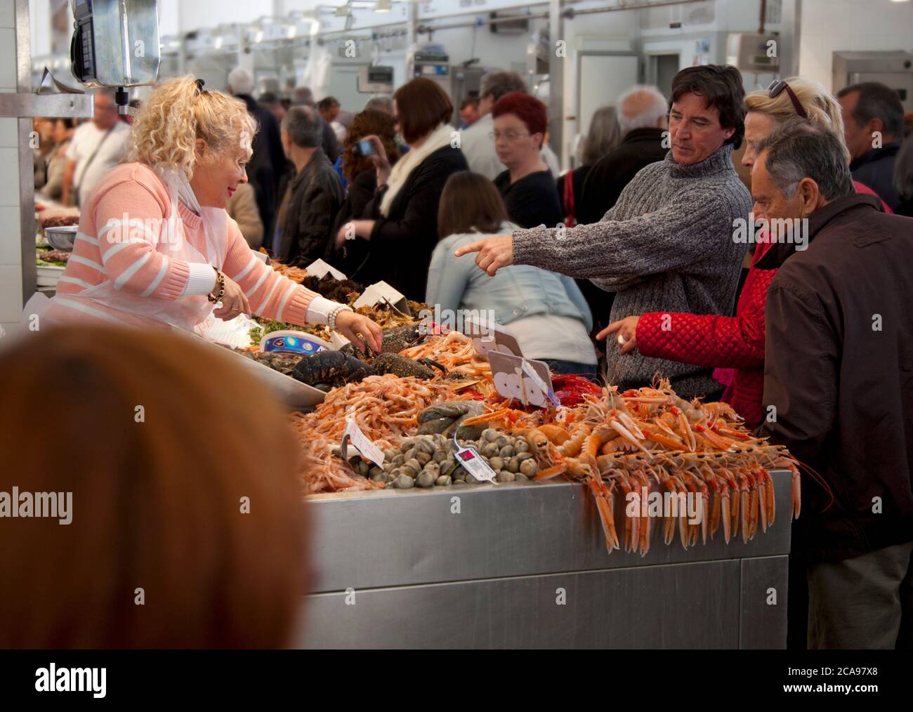 Shopper auf dem Indoor-Fischmarkt in Cadiz, Spanien Stockfoto