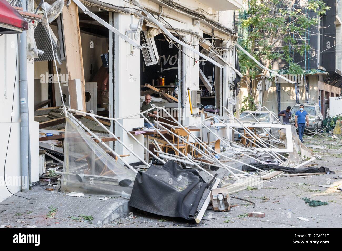Achrafieh/Beirut, Libanon, 5. August 2020. Restaurants zerstört nach einer massiven Explosion erschütterte Beirut am 4. August im Mar Mikhael Viertel. Quelle: Joseph Khoury/Alamy Live News Stockfoto Achrafieh/Beirut, Libanon, 5. August 2020. Restaurants zerstört nach einer massiven Explosion erschütterte Beirut am 4. August im Mar Mikhael Viertel. Quelle: Joseph Khoury/Alamy Live News Stockfoto