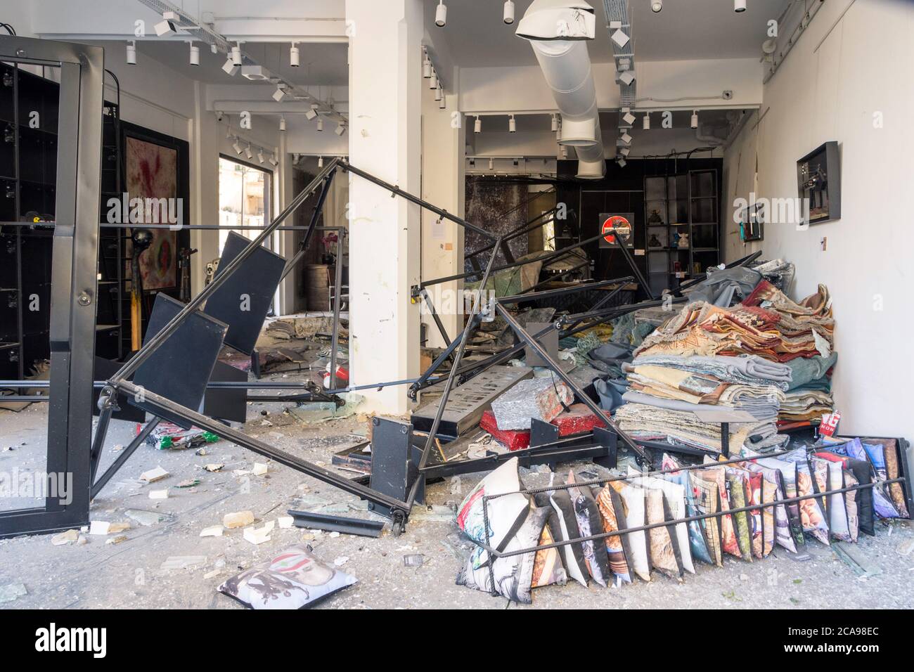 Achrafieh/Beirut, Libanon, 5. August 2020. Geschäfte zerstört nach einer massiven Explosion erschütterte Beirut am 4. August im Mar Mikhael Viertel. Quelle: Joseph Khoury/Alamy Live News Stockfoto Achrafieh/Beirut, Libanon, 5. August 2020. Geschäfte zerstört nach einer massiven Explosion erschütterte Beirut am 4. August im Mar Mikhael Viertel. Quelle: Joseph Khoury/Alamy Live News Stockfoto