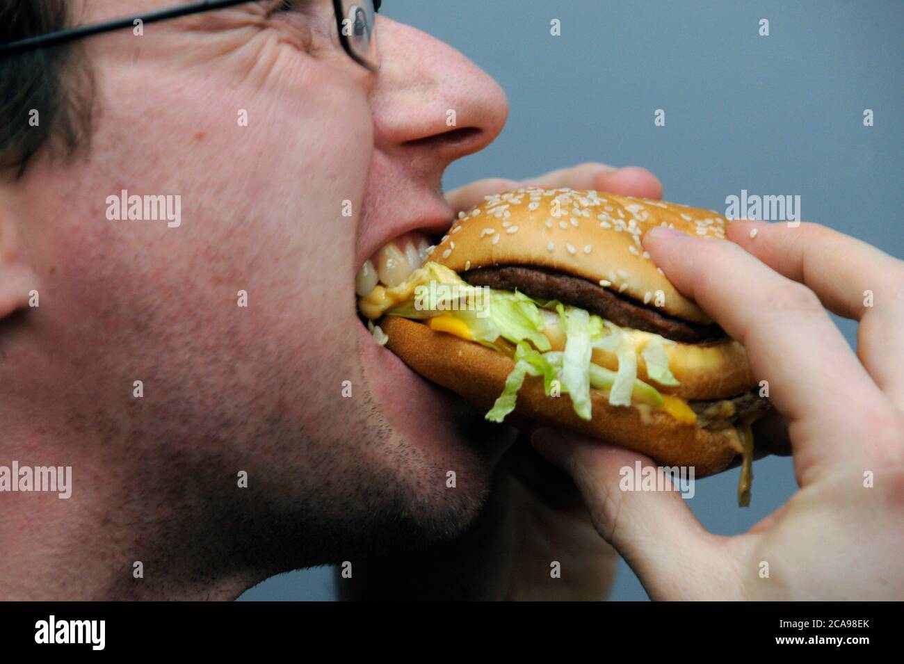 Ein Mann isst am 1. Januar 2009 Big Mac Hamburger von McDonald's in Prag, Tschechische Republik. (CTK Photo/Michal Kamaryt) Stockfoto