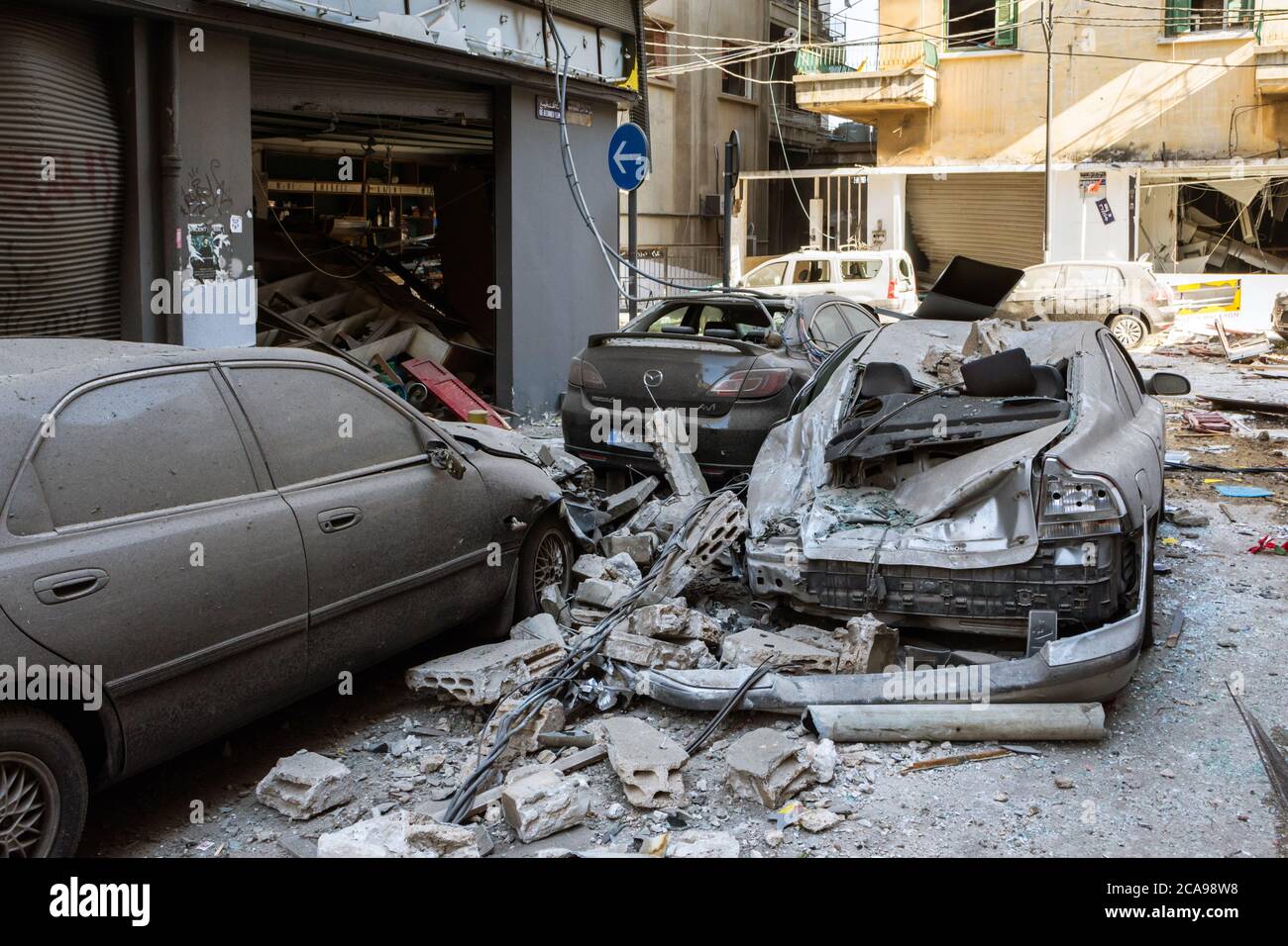 Achrafieh/Beirut, Libanon, 5. August 2020. Nach einer massiven Explosion zerstörte Autos erschütterten Beirut am 4. August im Viertel Mar Mikhael. Quelle: Joseph Khoury/Alamy Live News Stockfoto Achrafieh/Beirut, Libanon, 5. August 2020. Nach einer massiven Explosion zerstörte Autos erschütterten Beirut am 4. August im Viertel Mar Mikhael. Quelle: Joseph Khoury/Alamy Live News Stockfoto