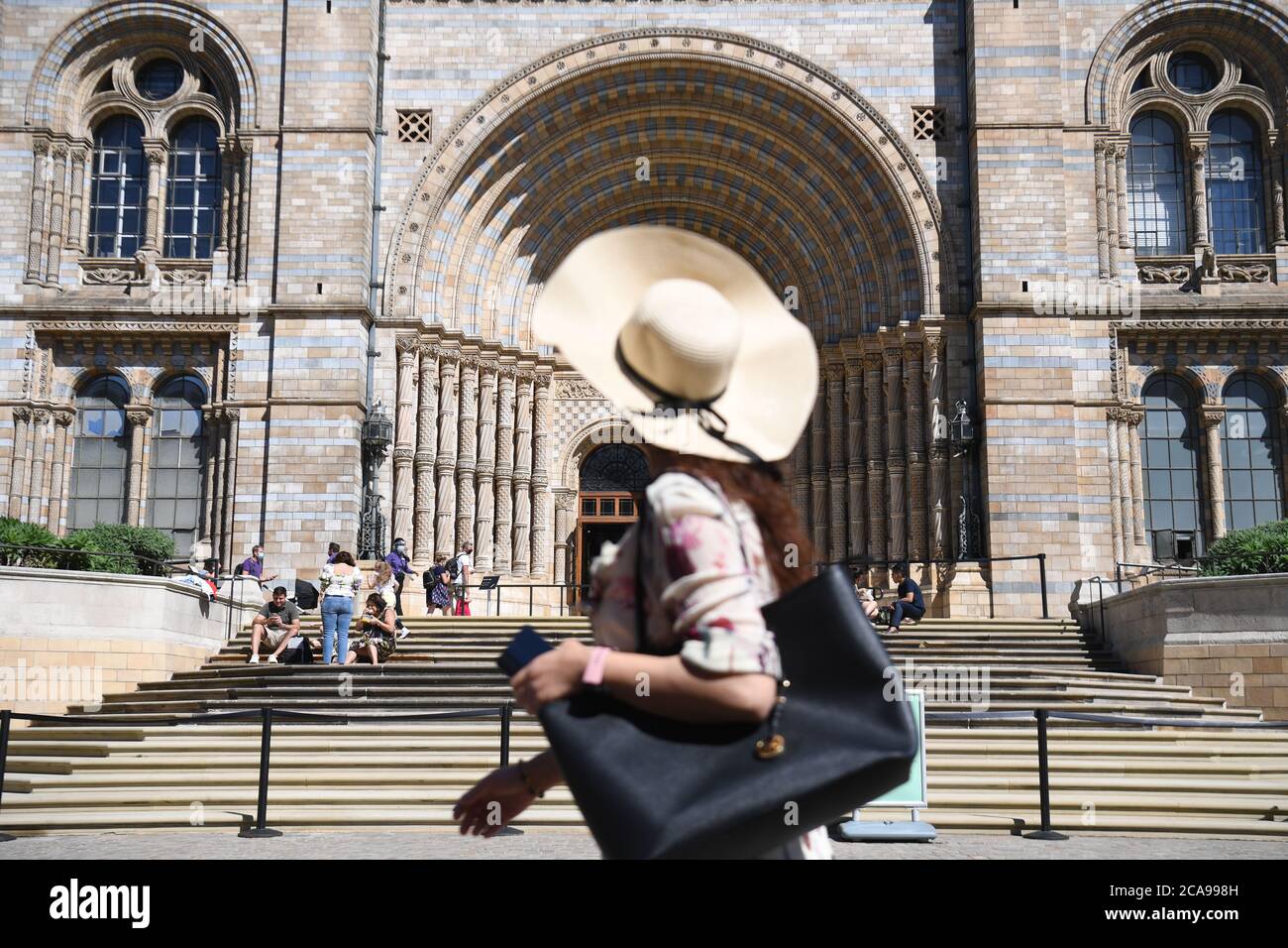 DAS KORREKTURDATUM WURDE VON 4. AUF 5. Personen vor dem Natural History Museum in South Kensington, London, übertragen, da es zum ersten Mal seit der Sperrung des Coronavirus wieder für die Öffentlichkeit zugänglich ist. Stockfoto