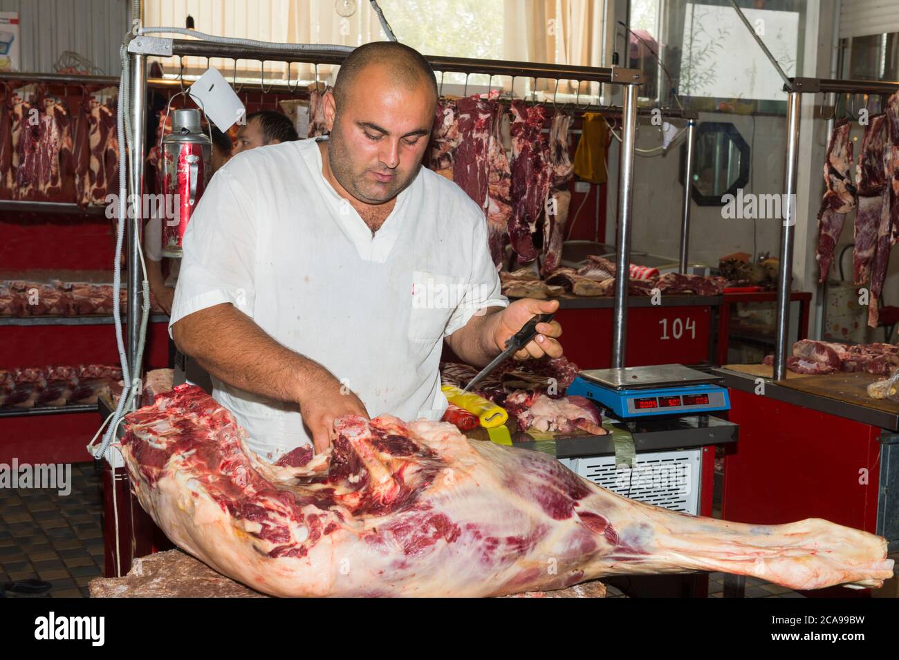 Metzger Schneiden von Fleisch, Samal Bazar, Schymkent, Region Süd, Kasachstan, Zentralasien, nur zu redaktionellen Zwecken Stockfoto