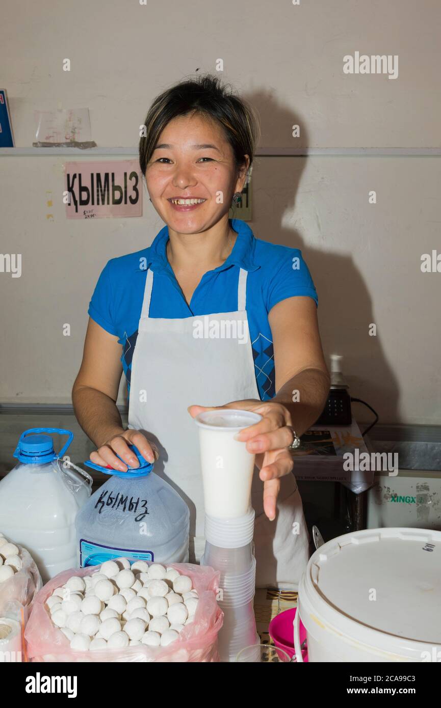 Kasachische Frau verkaufen Kumis aus Stutenmilch, Samal Bazar, Schymkent, Region Süd, verwenden nur Kasachstan, Zentralasien, Editorial Stockfoto