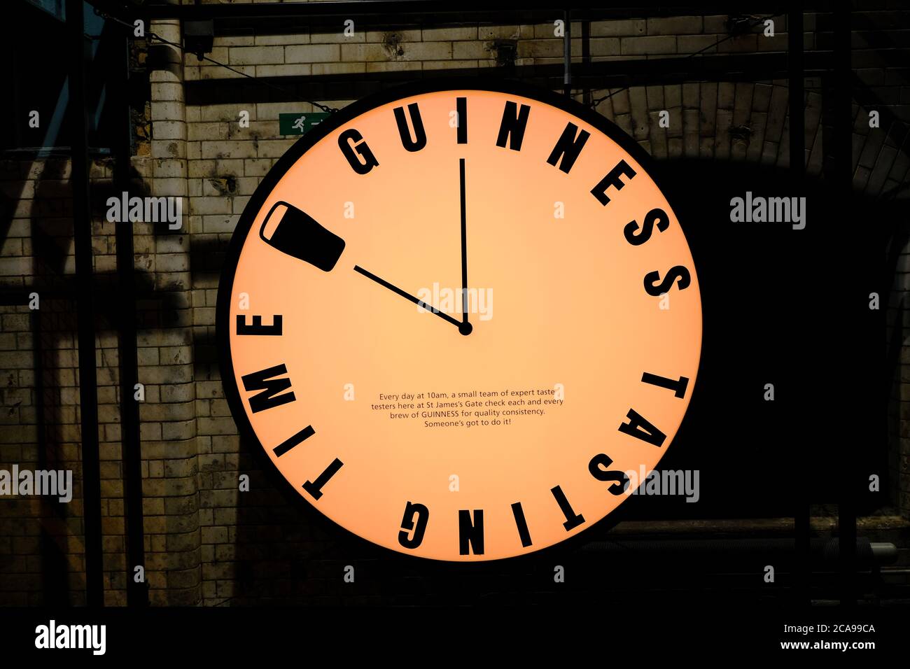 Dublin - August 2019: Uhr im Guinness Storehouse Stockfoto