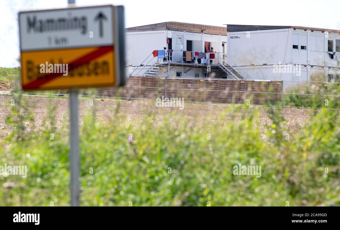 Mamming, Deutschland. August 2020. Unterbringungsbehälter für Erntehelfer können auf einem Bauernhof gesehen werden, wo es eine Corona-Masseninfektion gegeben hatte. Die Zahl der Corona-infizierten Menschen in Mamming steigt weiter an: 166 von 600 Mitarbeitern einer Konservenfabrik testeten ebenfalls positiv auf das Virus. Quelle: Sven Hoppe/dpa/Alamy Live News Stockfoto