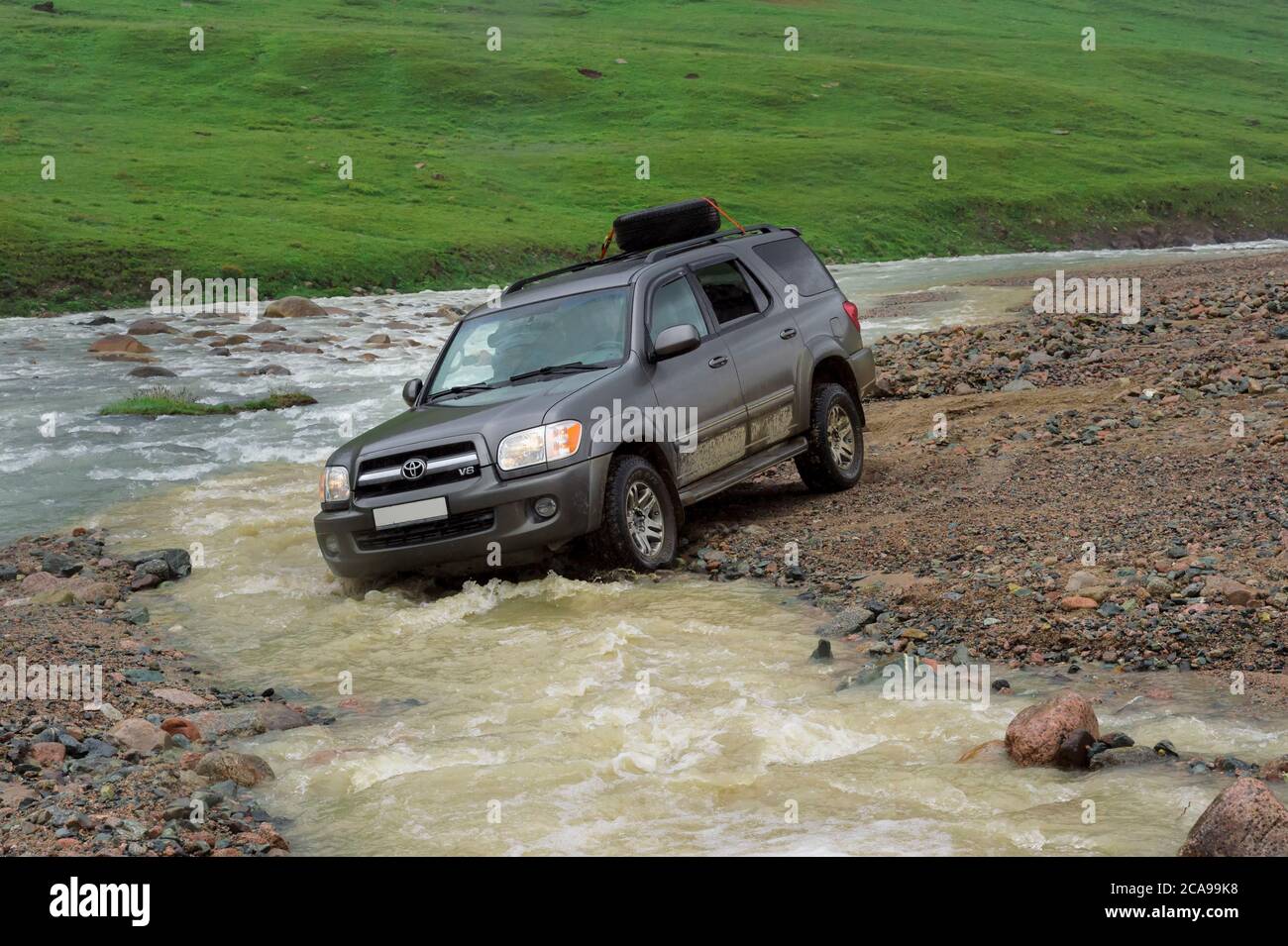 Off Road Fahrzeug Überqueren einer Mountain River bei Tosor Pass, Naryn region, Kirgisistan, Zentralasien Stockfoto