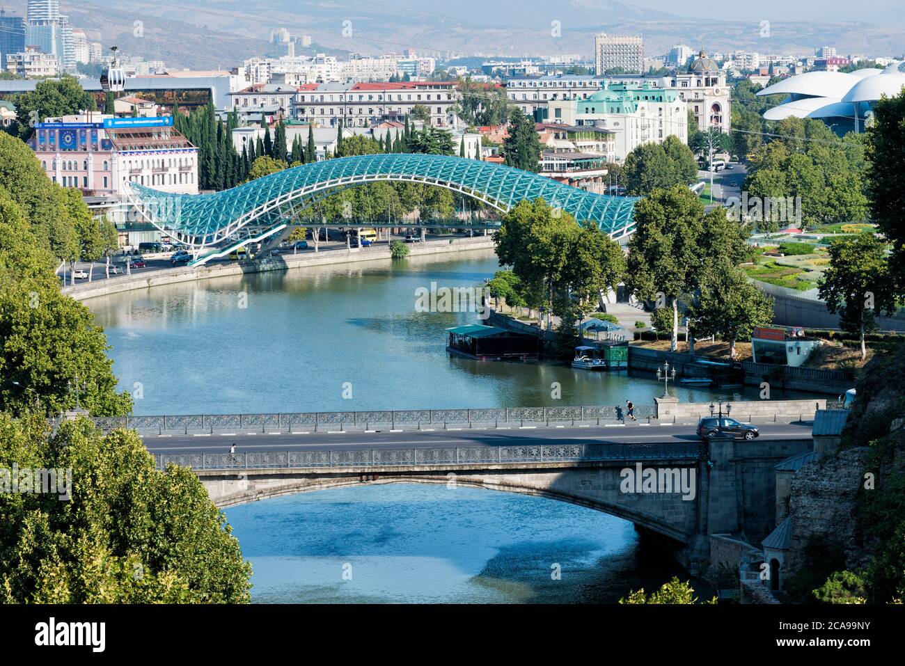 Friedensbrücke über den Fluss Mtkwari, entworfen von dem italienischen Architekten Michele de Lucci, Tiflis, Georgien, Kaukasus, Naher Osten, Asien Stockfoto