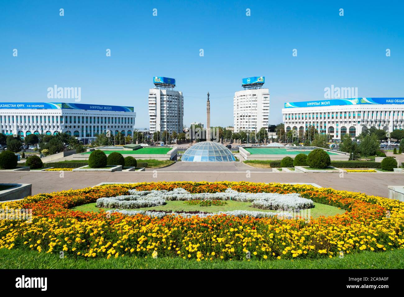 Republik-Quadrat-Park und Denkmal der Unabhängigkeit, Almaty, Kasachstan, Zentralasien Stockfoto