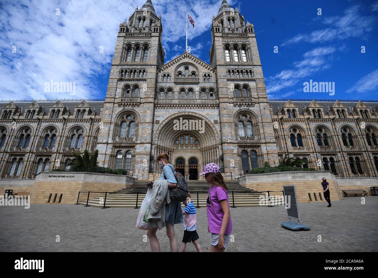 Besucher vor dem Natural History Museum in South Kensington, London, als es zum ersten Mal seit der Coronavirus-Sperre für die Öffentlichkeit wieder geöffnet wird. Stockfoto