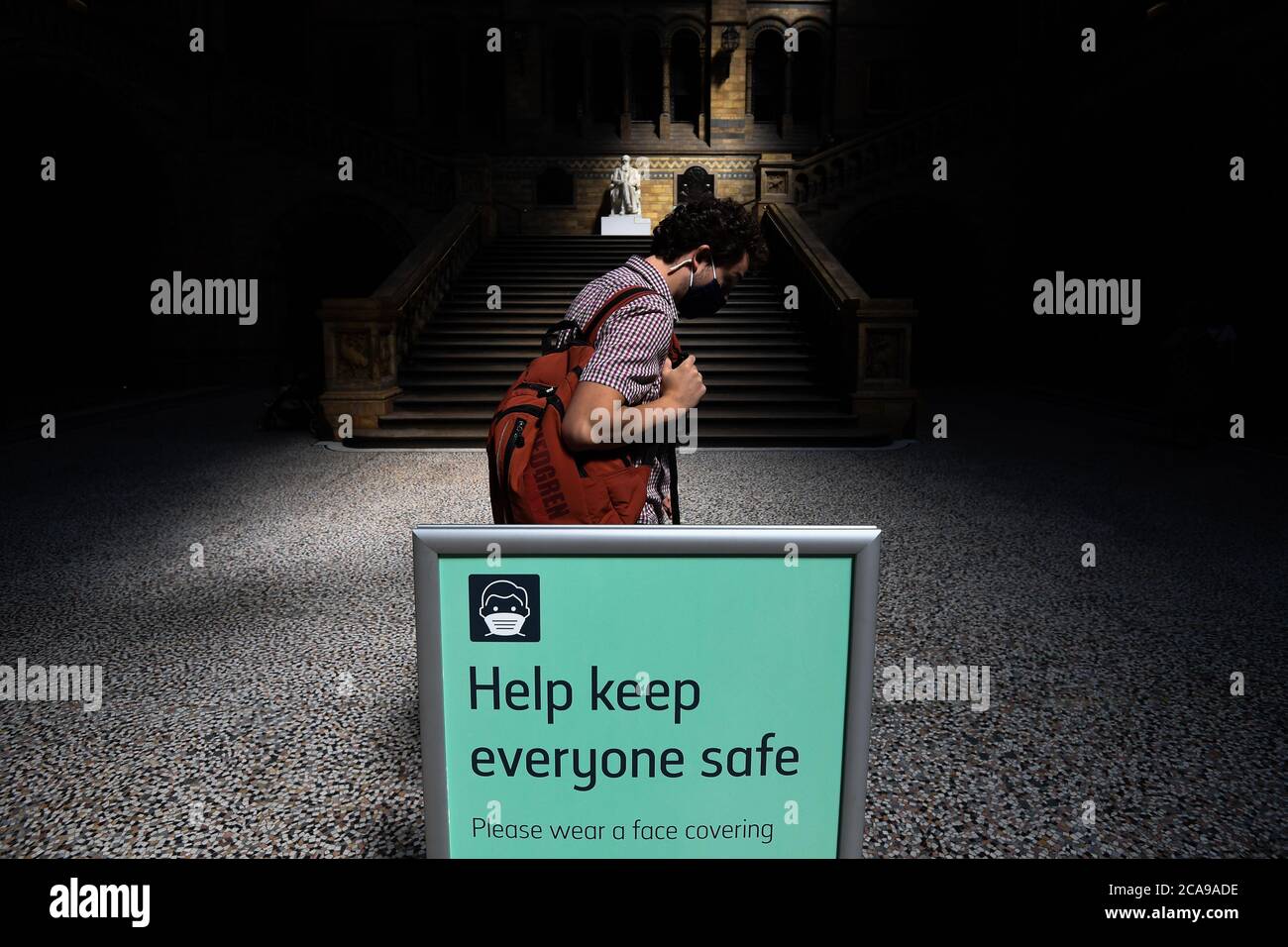 Besucher im Natural History Museum in South Kensington, London, das zum ersten Mal seit der Sperrung des Coronavirus wieder für die Öffentlichkeit zugänglich ist. Stockfoto