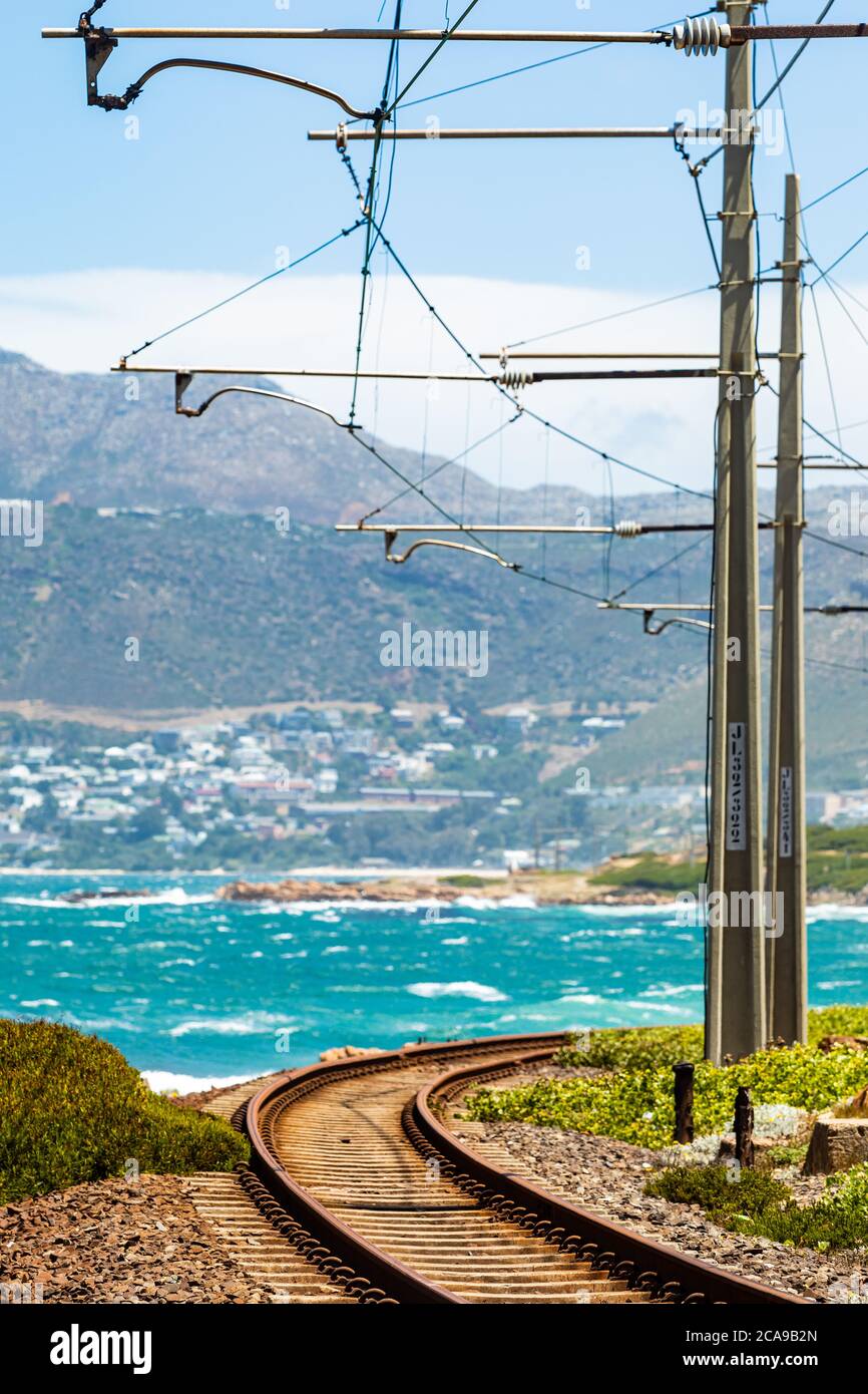 Elektrische Passagiereisenbahnlinie an der Küste von False Bay, Kapstadt Südafrika Stockfoto