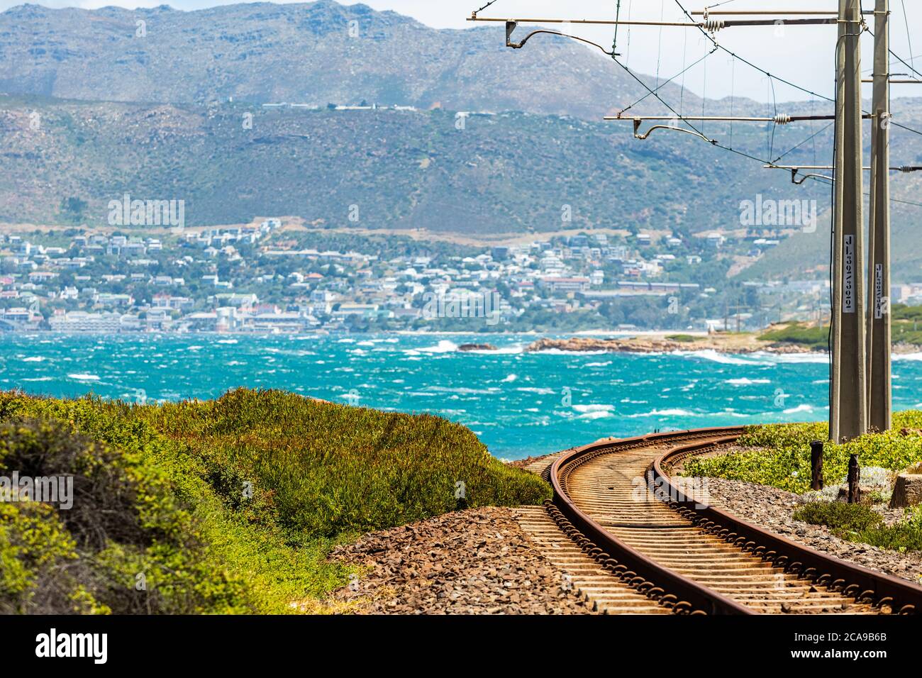 Elektrische Passagiereisenbahnlinie an der Küste von False Bay, Kapstadt Südafrika Stockfoto