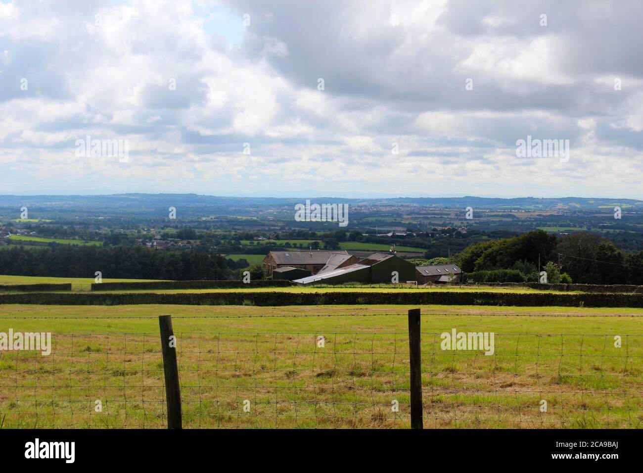 Atemberaubende Aussicht auf Limbrick und Chorley an einem bewölkten Tag von der Landschaft von Anglezarke, England Stockfoto