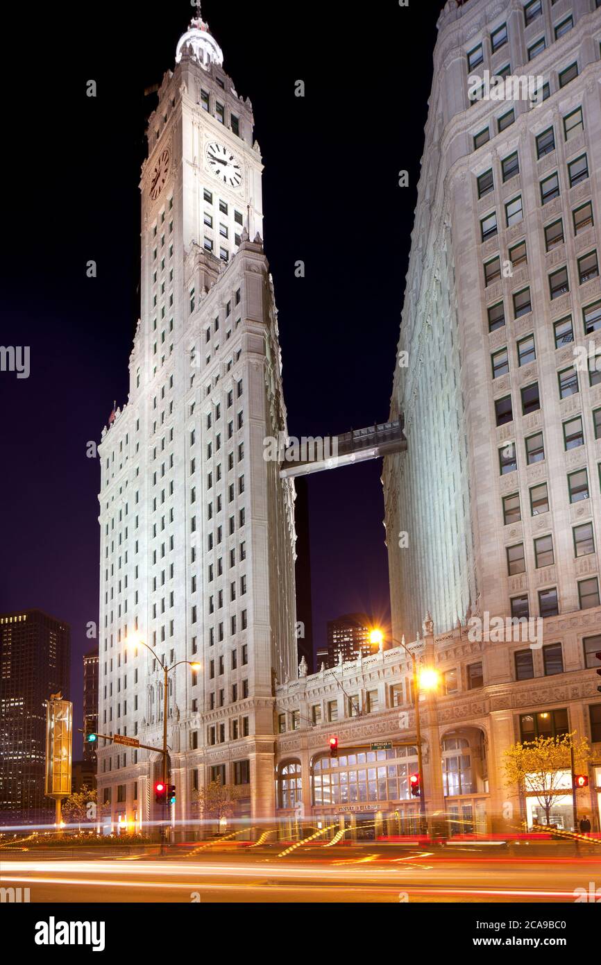 Downtown, Chicago, Illinois, USA - EINE Nacht Blick auf das Wrigley Building an der Michigan Avenue. Stockfoto