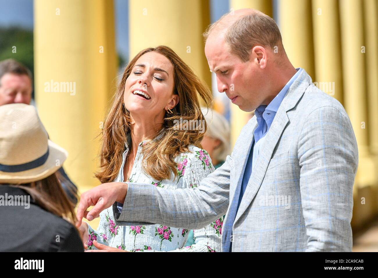 Der Herzog und die Herzogin von Cambridge auf der Promenade, während sie Strandhütten besuchen, während ihres Besuchs auf Barry Island, Südwales, um mit lokalen Unternehmern über die Auswirkungen von COVID-19 auf den Tourismussektor zu sprechen. Stockfoto