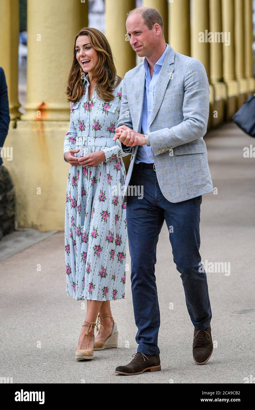 Der Herzog und die Herzogin von Cambridge auf der Promenade, während sie Strandhütten besuchen, während ihres Besuchs auf Barry Island, Südwales, um mit lokalen Unternehmern über die Auswirkungen von COVID-19 auf den Tourismussektor zu sprechen. Stockfoto