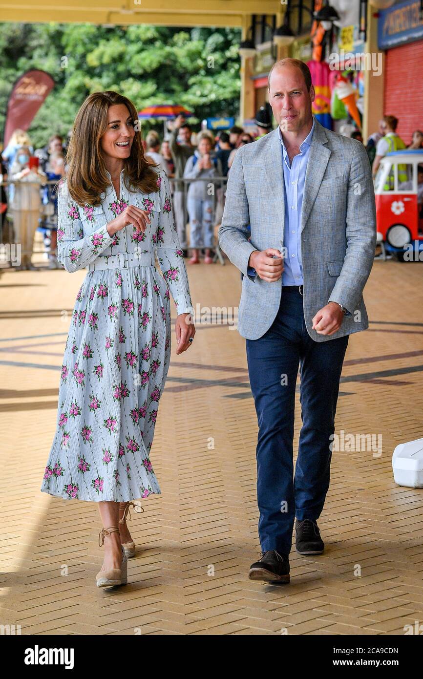 Der Herzog und die Herzogin von Cambridge verlassen die Island Leisure Amusement Arcade, in der Gavin und Stacey gefilmt wurden, und gehen während ihres Besuchs auf Barry Island, Südwales, entlang der Promenade, um mit lokalen Unternehmern über die Auswirkungen von COVID-19 auf den Tourismussektor zu sprechen. Stockfoto
