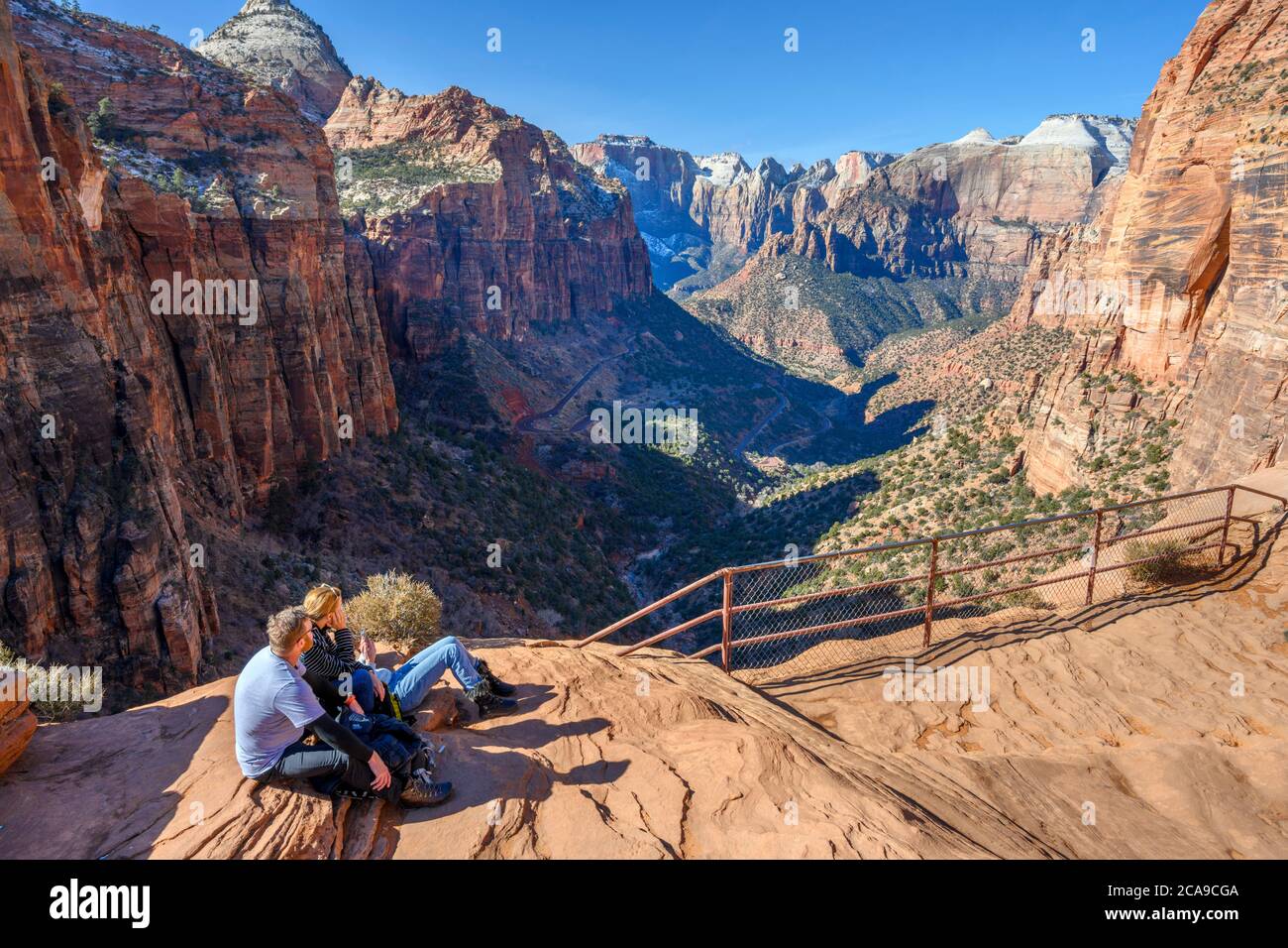 Familie sitzt auf einem Felsen am Canyon Overlook, Zion Canyon, Zion National Park, Utah, USA Stockfoto