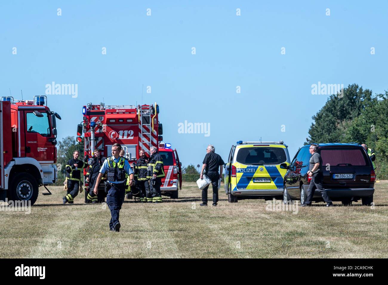 Iserlohn, Deutschland. August 2020. Feuerwehr, Polizei und Rettungsdienst stehen am Flughafen Iserlohn-Rheinermark, wo ein leichtes Flugzeug abgestürzt ist. Nach Angaben der Behörden sollen zwei Personen im Flugzeug gewesen sein. Nach Angaben des WDR und der dpa wurde eine Person getötet, der zweite Passagier überlebte schwer verletzt. Quelle: Markus Klümper/dpa/Alamy Live News Stockfoto