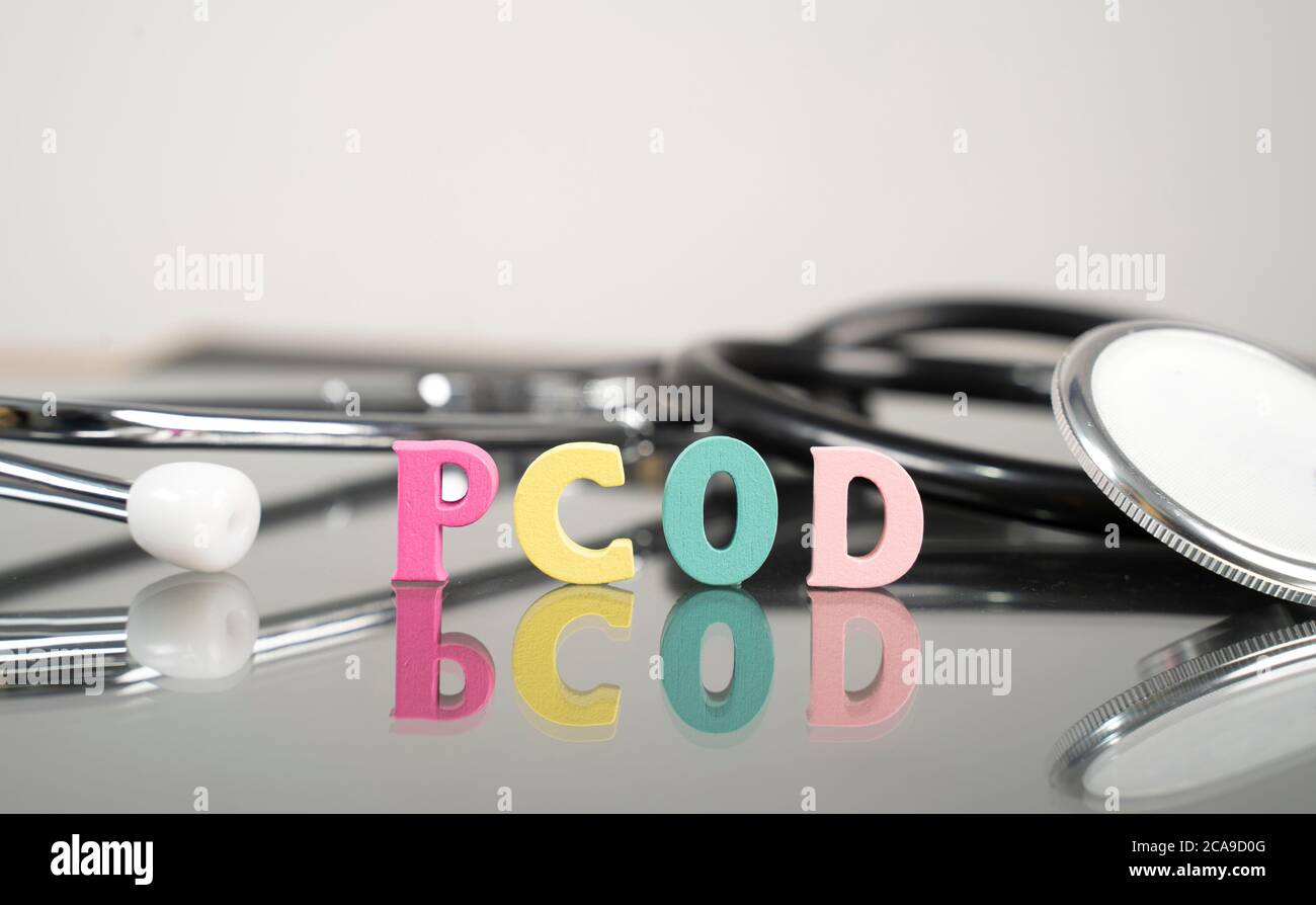 PCOD oder Polycystic Ovar-Syndrom medizinisches oder medizinisches Krankheitskonzept, das Buchstaben und Stethoskop als Hintergrund zeigt. Stockfoto