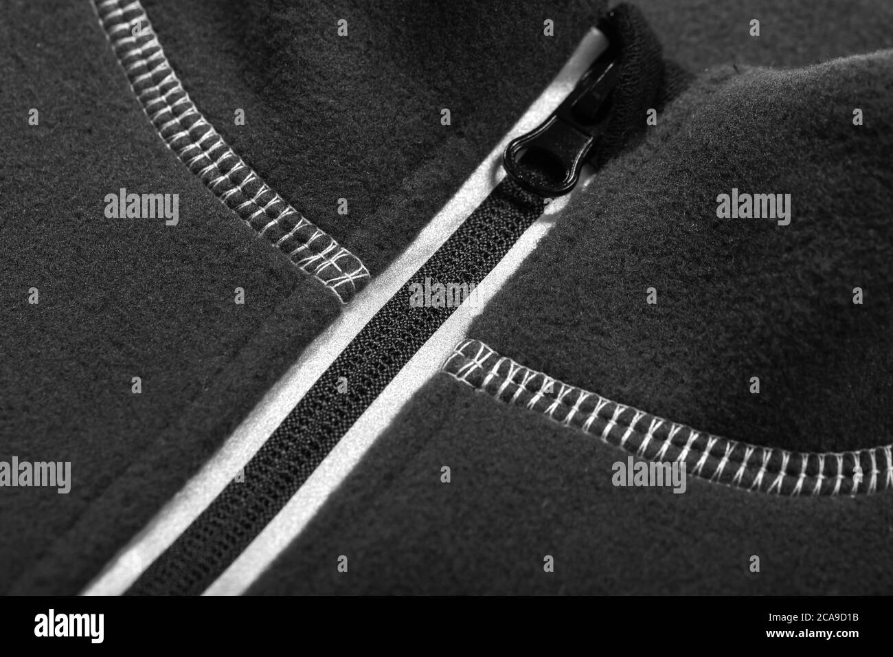 Reißverschluss einer schwarzen Fleecejacke, Nahaufnahme Foto Stockfoto