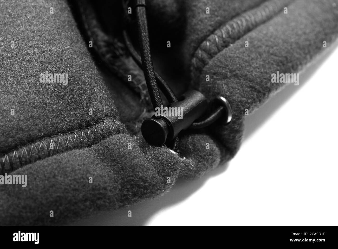 Kordelzug innen aus schwarzer Fleecejacke, Nahaufnahme mit selektivem Fokus Stockfoto