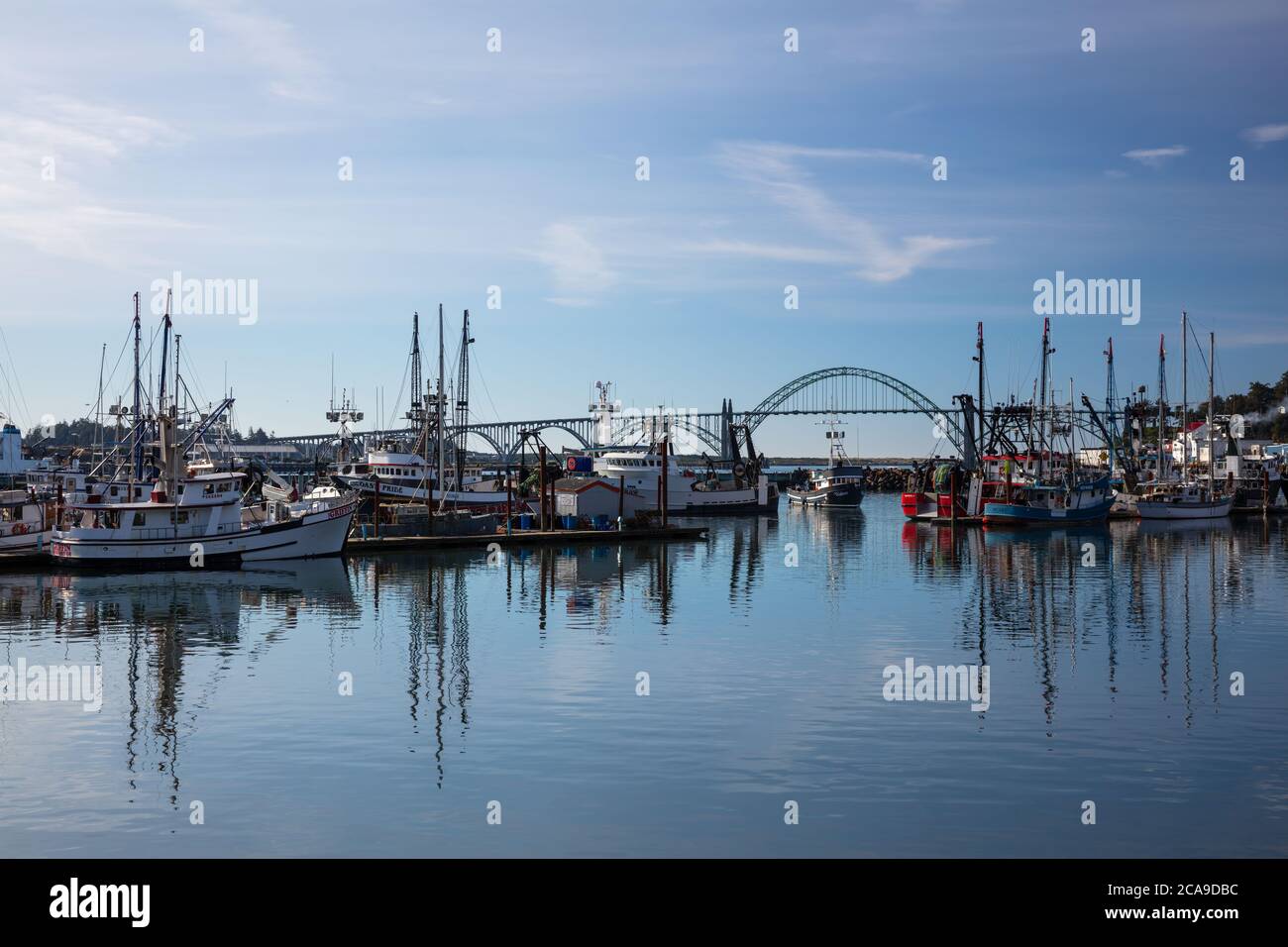 Boote im Hafen mit Yaquina Bay Bridge, Newport, Oregon Stockfoto