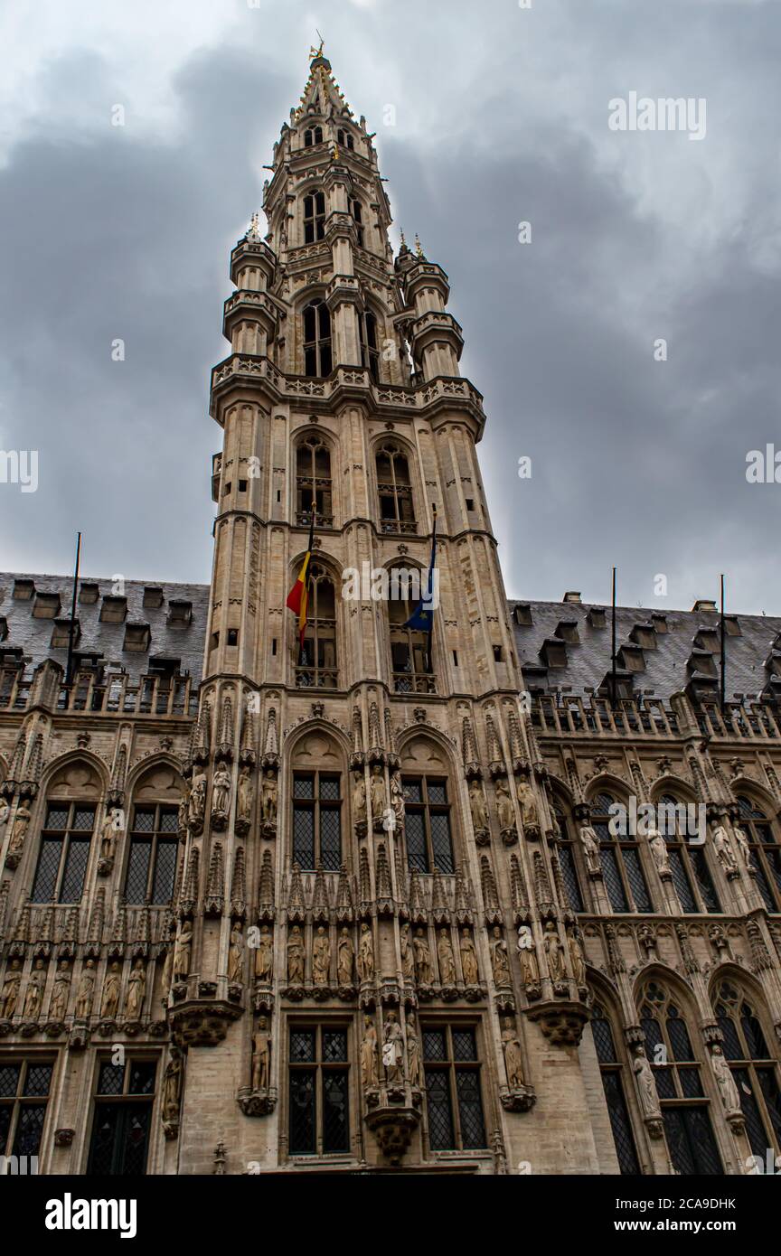 BRÜSSEL, BELGIEN - 1. JANUAR 2019: Brüsseler Rathaus am Grand Place in Brüssel, Belgien am 1. Januar 2019. Stockfoto