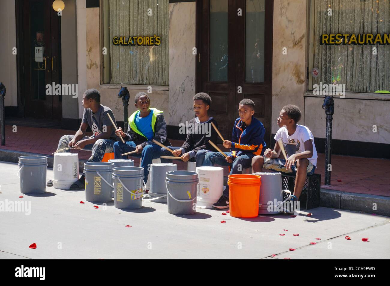 New Orleans - 04/15/2018 : Junge Straße Schlagzeuger mit Kunststoff-Trommeln warten auf Ausstellung für Touristen Stockfoto