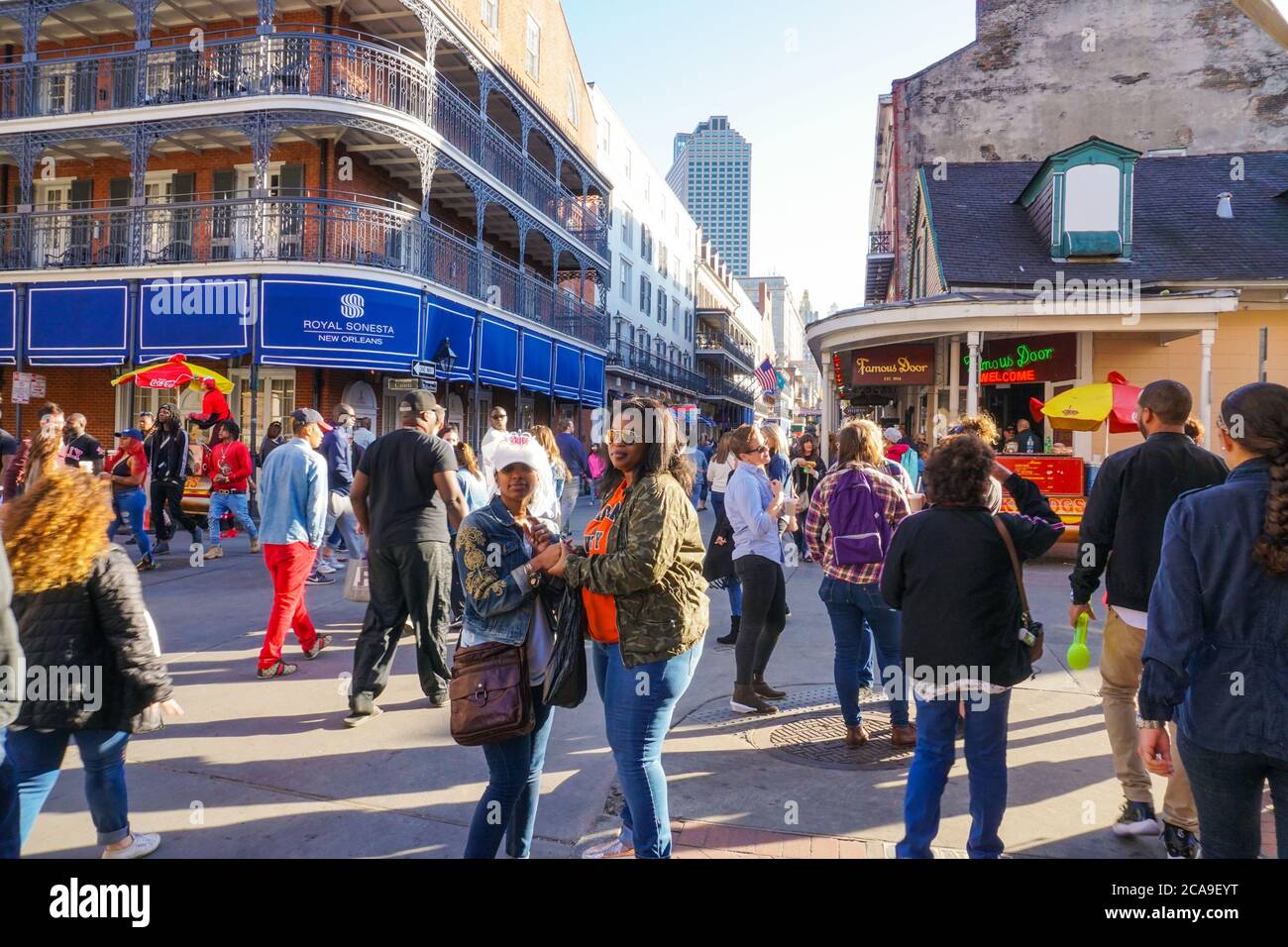 New Orleans - 04/15/2018 : Straßenszene der Bourbon Straße mit Menschen Stockfoto