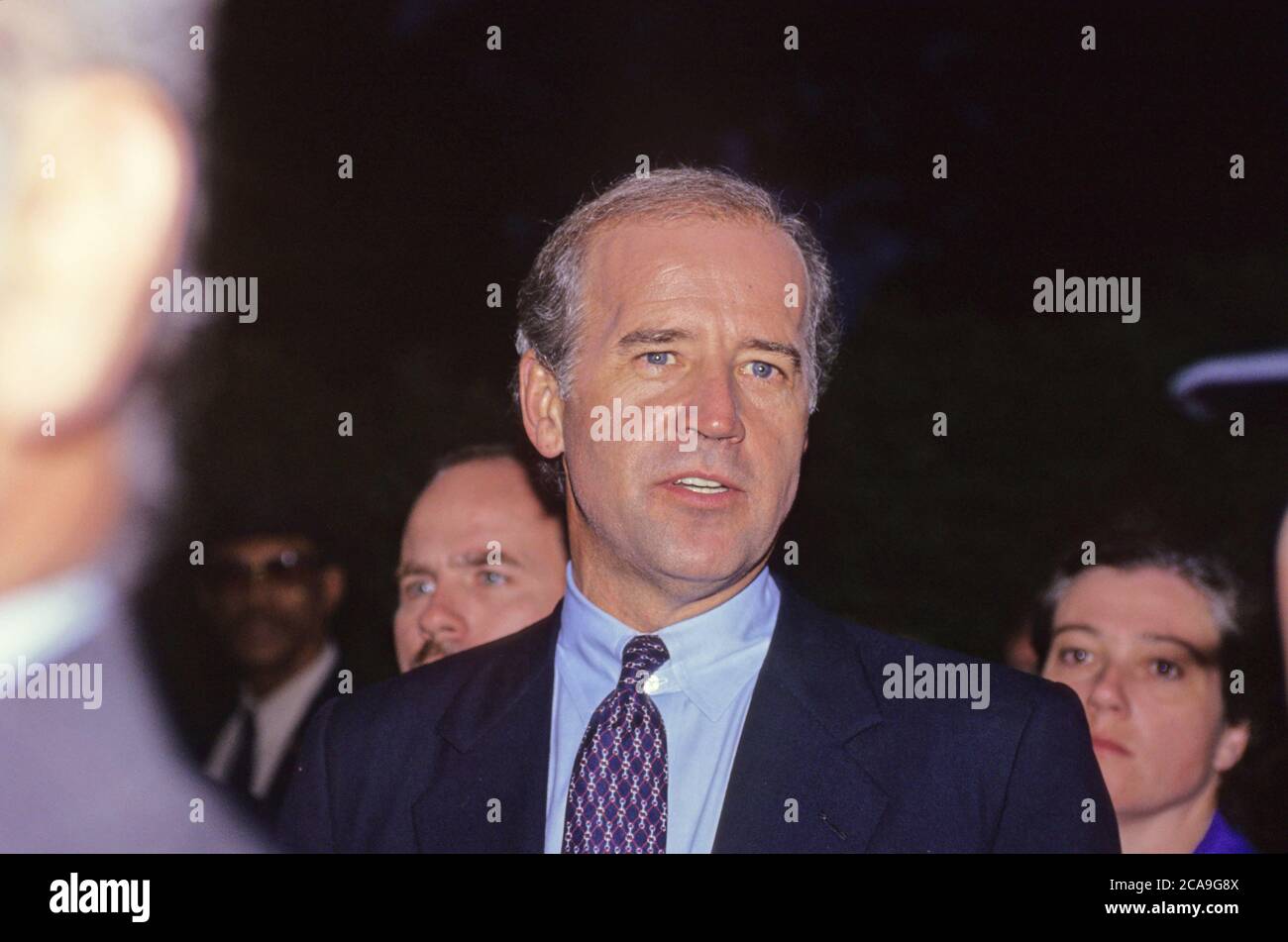 Der US-Senator Joseph Biden (Demokrat von Delaware), Vorsitzender des Justizausschusses des US-Senats, wird nach der Entscheidung des US-Senats, Richter Clarence Thomas am 15. Oktober 1991 zum Associate Justice des US Supreme Court in Washington, DC zu berufen, interviewt. Die Abstimmung war 52 - 48 zugunsten von Thomas.Quelle: Ron Sachs/CNP weltweit Stockfoto
