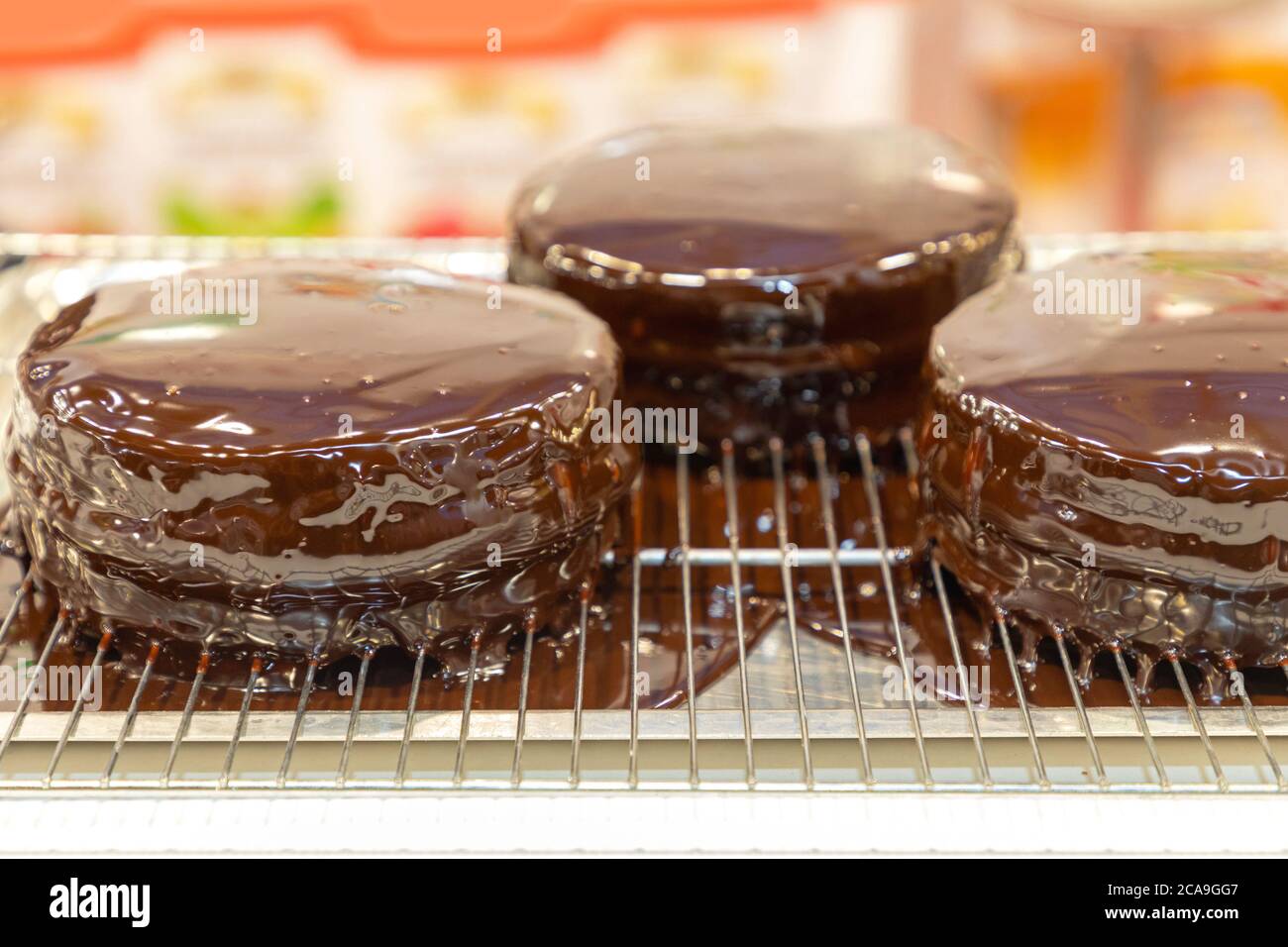 Drei Schokoladenkuchen Topping am Wire Rack Stockfoto