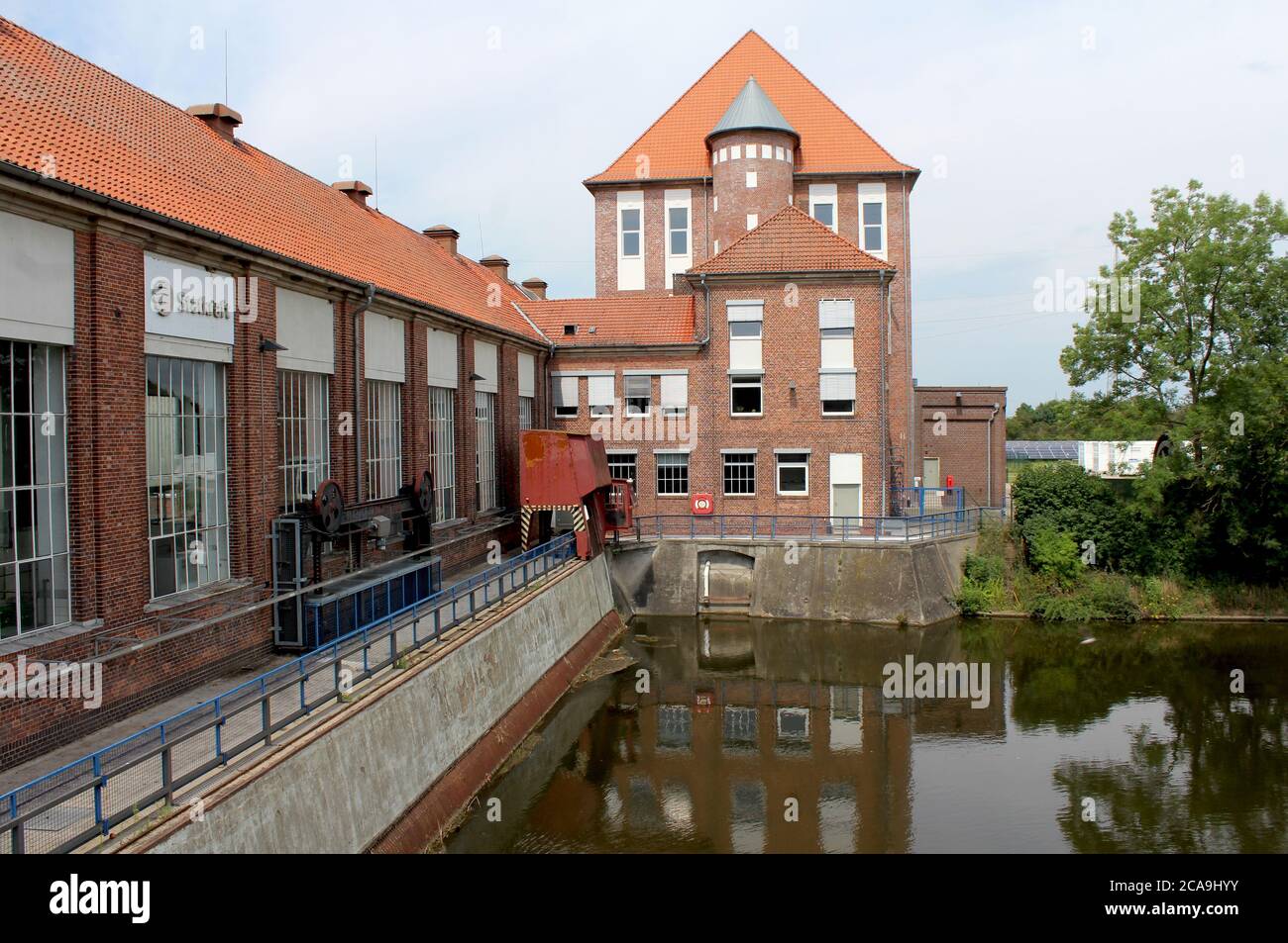 DÖRVERDEN, 19. JULI 2020: Das Wasserkraftwerk Statkraft an der Weser. Es ist das älteste Flusskraftwerk in Lower Stockfoto