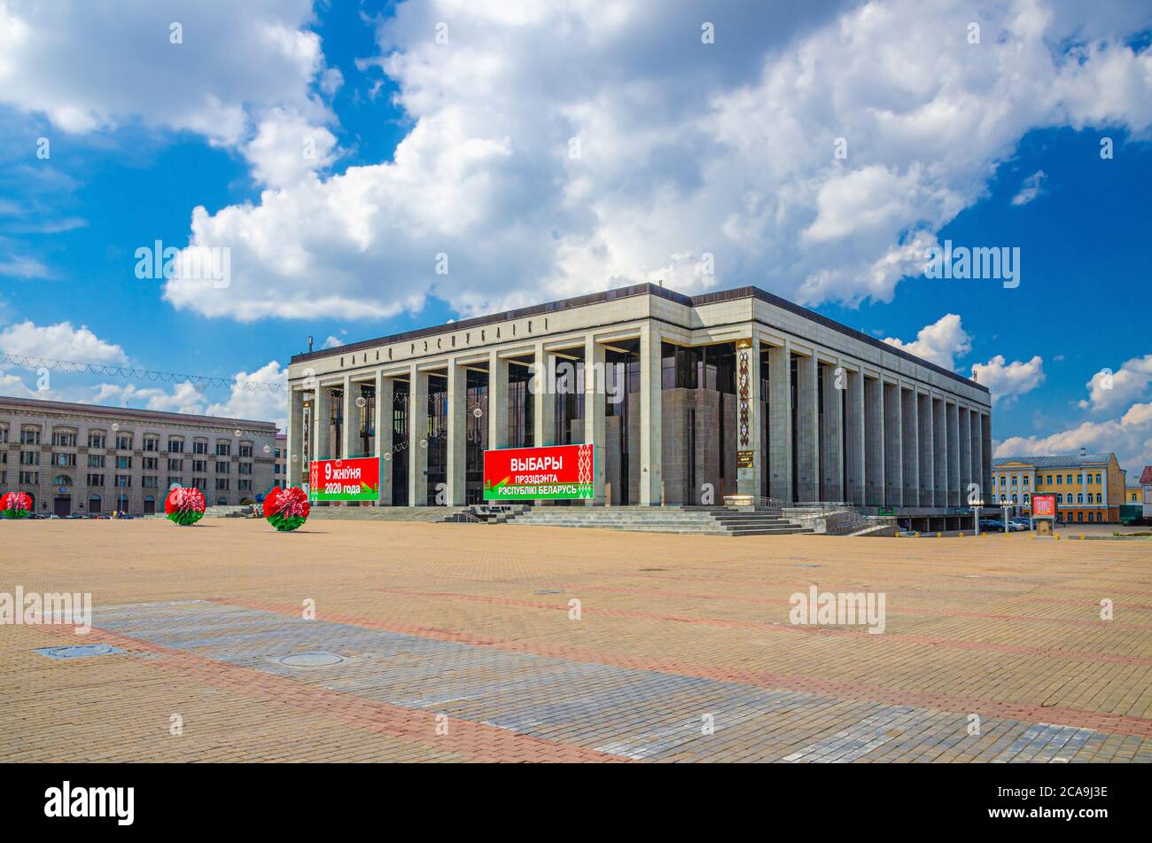 Minsk, Belarus, 26. Juli 2020: Palast der Republik palastartiges Regierungsgebäude mit Präsidentschaftswahlen Werbeplakat auf Oktoberplatz und Independence Avenue, blauer Himmel Stockfoto